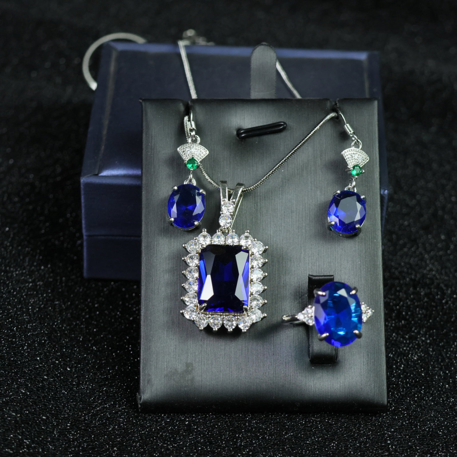 A Set of Fine Jewelry: A Set of Fine Jewelry 一套精美的首饰