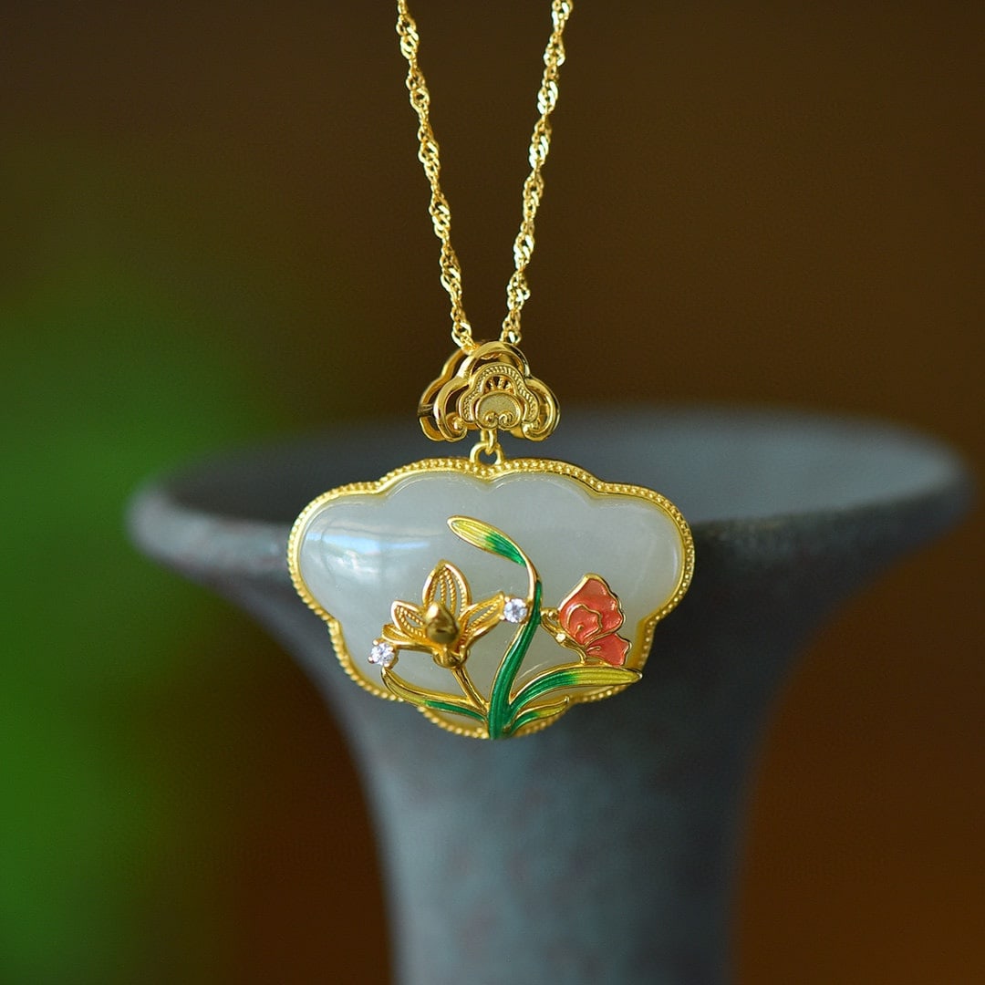 An Exquisite Sterling Silver-Gold Plated Inlaid White Jade Enamel Necklace: An Exquisite Sterling Silver-Gold Plated Inlaid White Jade Enamel Necklace,Size:0.7inx1in 纯银镀金镶白玉珐琅项链