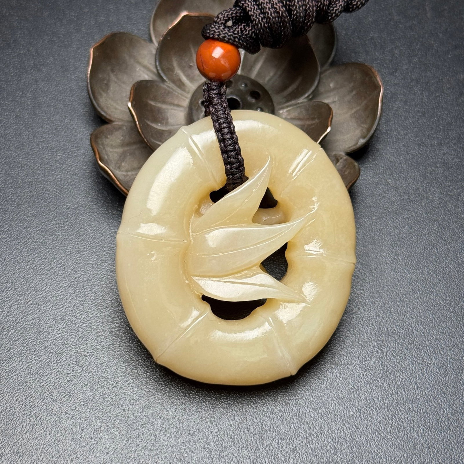 An Exquisite White Jade Bamboo Pattern Pendant: An Exquisite White Jade Bamboo Pattern Pendant,Qing Dynasty,China,Size:1.8inx2inx0.5in,Weight:53g 白玉竹纹佩,中国清代