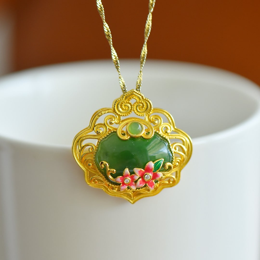 An Exquisite Sterling Silver-Gold Plated Inlaid Jasper Enamel Pendant: An Exquisite Sterling Silver-Gold Plated Inlaid Jasper Enamel Pendant,Size:0.6inx0.7in 纯银镀金镶碧玉珐琅项链