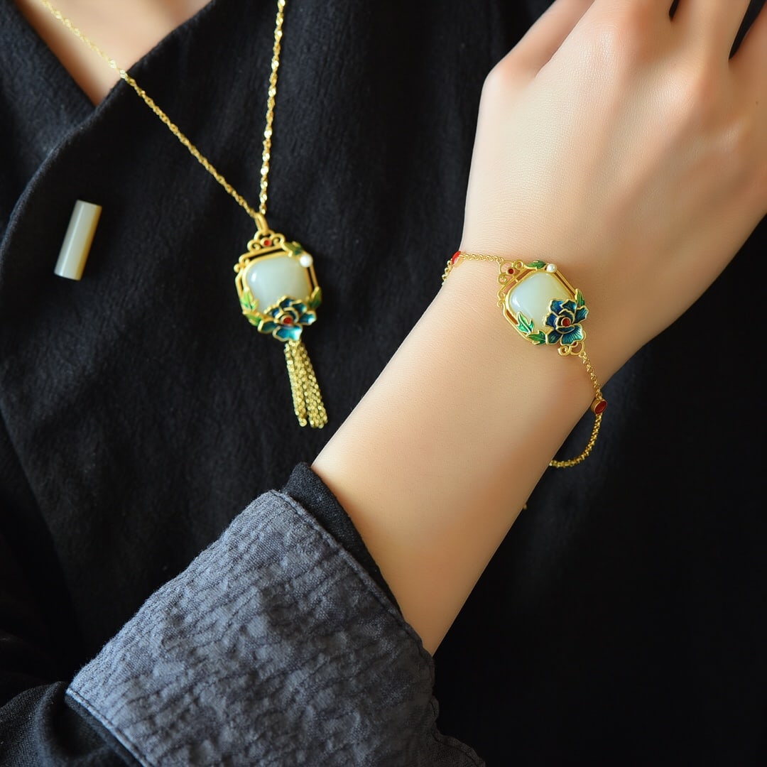 A Set of Fine Sterling Silver-Gold Plated Inlaid White Jade Enamel Jewelrys: A Set of Fine Sterling Silver-Gold Plated Inlaid White Jade Enamel Jewelrys,Size:(Pendant)0.6inx0.6in,(Bracelet)0.6inx0.6in 一套纯银镀金镶白玉