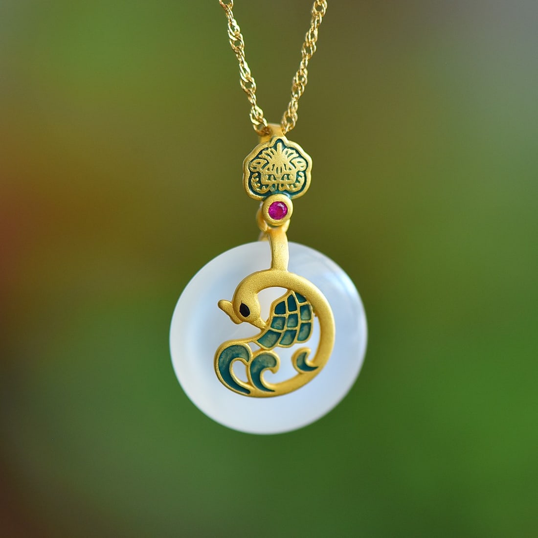An Exquisite Sterling Silver-Gold Plated Inlaid White Agate Necklace: An Exquisite Sterling Silver-Gold Plated Inlaid White Agate Necklace,Size:0.8inx0.8in 纯银镀金镶白玛瑙项链