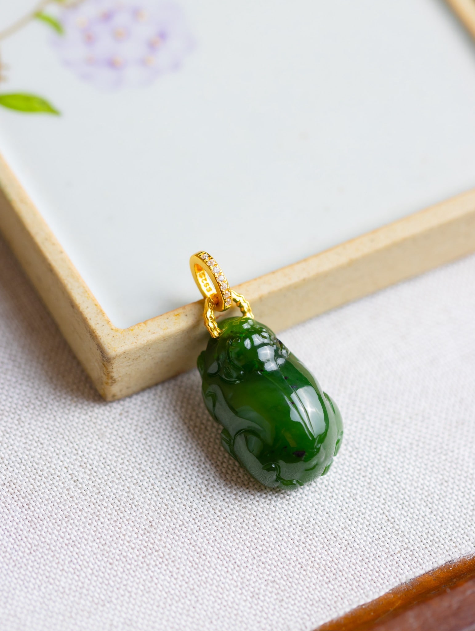 An Exquisite Sterling Silver-Gold Plated Inlaid Jasper Pendant,Inlaid Diamond: An Exquisite Sterling Silver-Gold Plated Inlaid Jasper Pendant,Inlaid Diamond 纯银镀金镶碧玉吊坠,嵌钻石