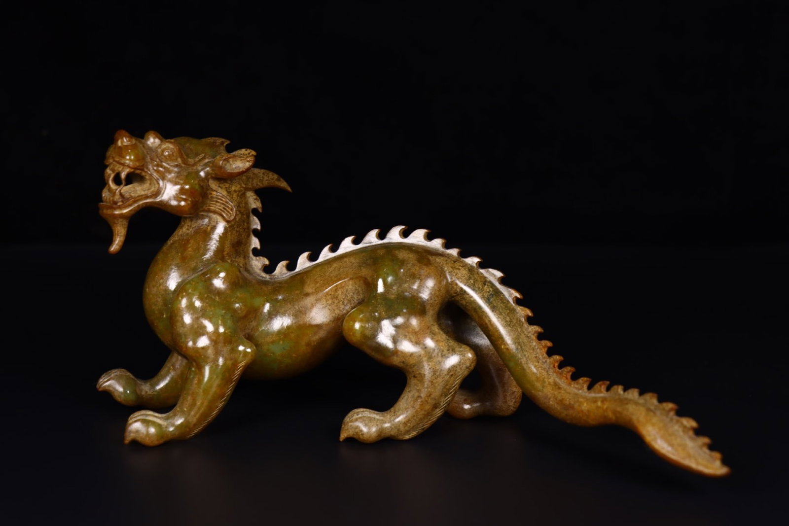 An Exquisite Yellow Jade Beast Ornament: An Exquisite Yellow Jade Beast Ornament,Qing Dynasty, China,Size:9.4inx2.8inx4.7in,Weight:819g 黄玉兽摆件,中国清代