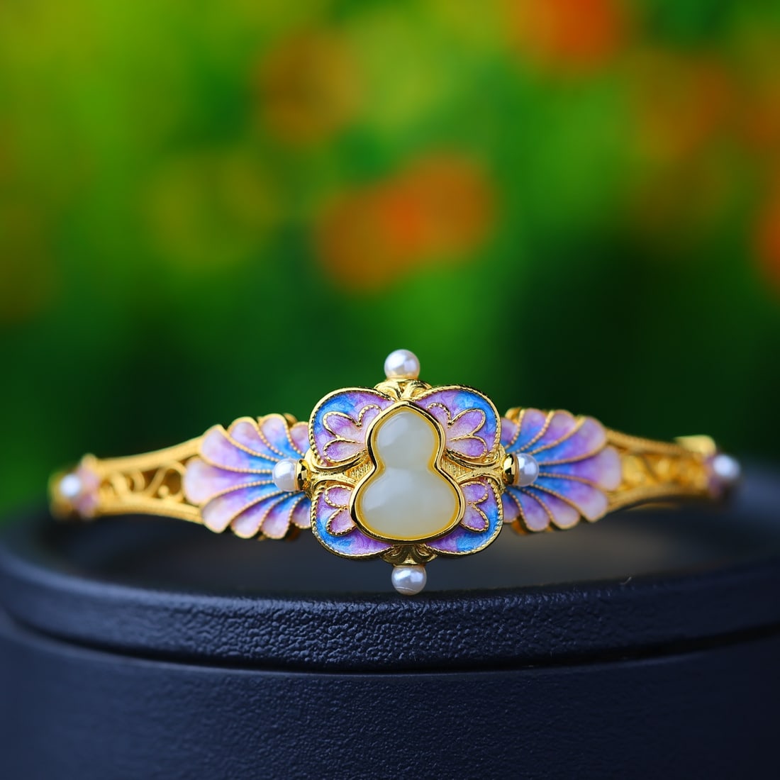 An Exquisite Sterling Silver-Gold Plated Inlaid White Jade Gourd Bracelets,Inlaid Pearls: An Exquisite Sterling Silver-Gold Plated Inlaid White Jade Gourd Bracelets,Inlaid Pearls,Size:0.4inx0.5in 纯银镀金镶白玉葫芦手镯,î