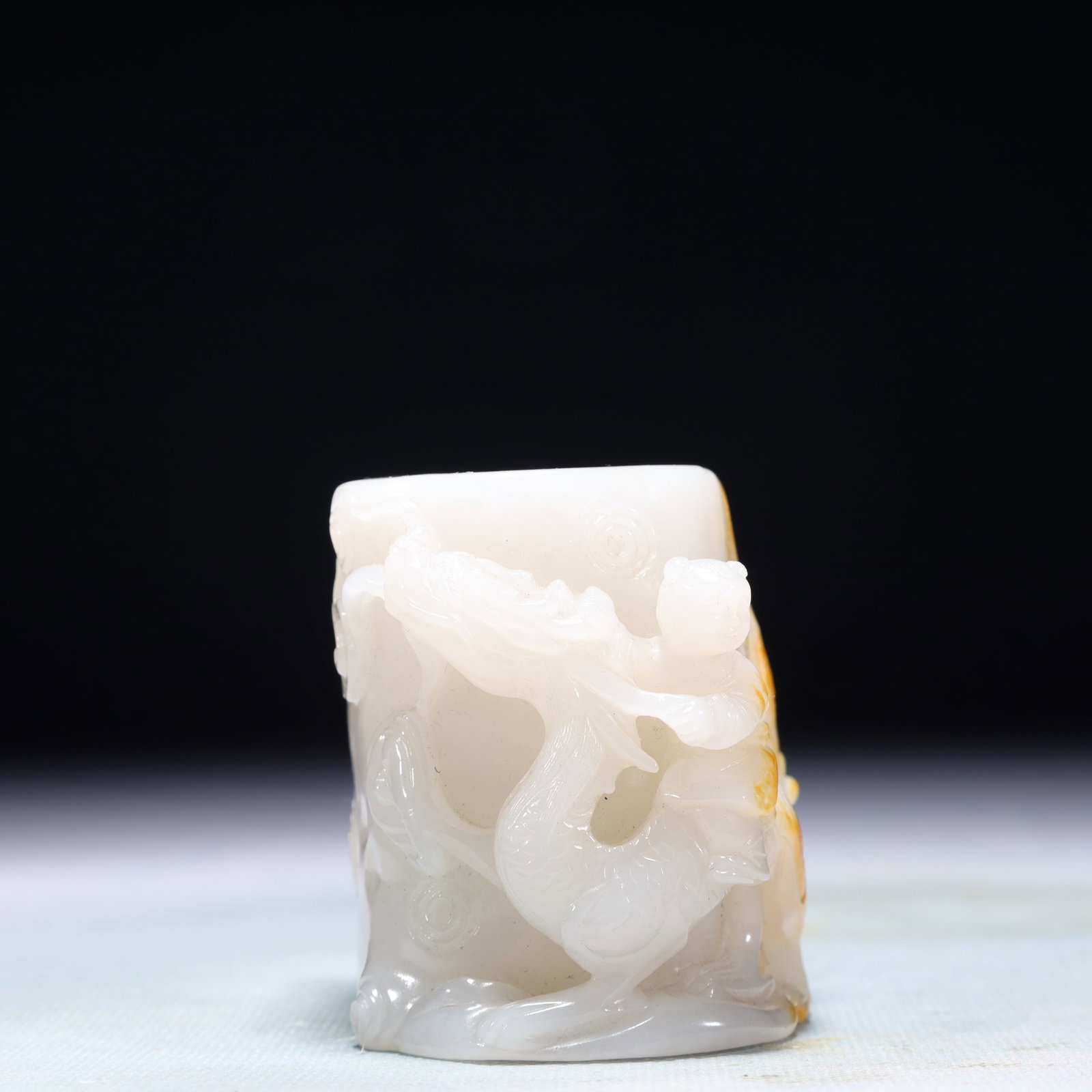 An Exquisite White Jade Character and Story Pattern Brush Pot: An Exquisite White Jade Character and Story Pattern Brush Pot,Qing Dynasty,China,Size:2.4inx2inx2.4in,Weight:243g 白玉人物故事纹笔筒,中Þ