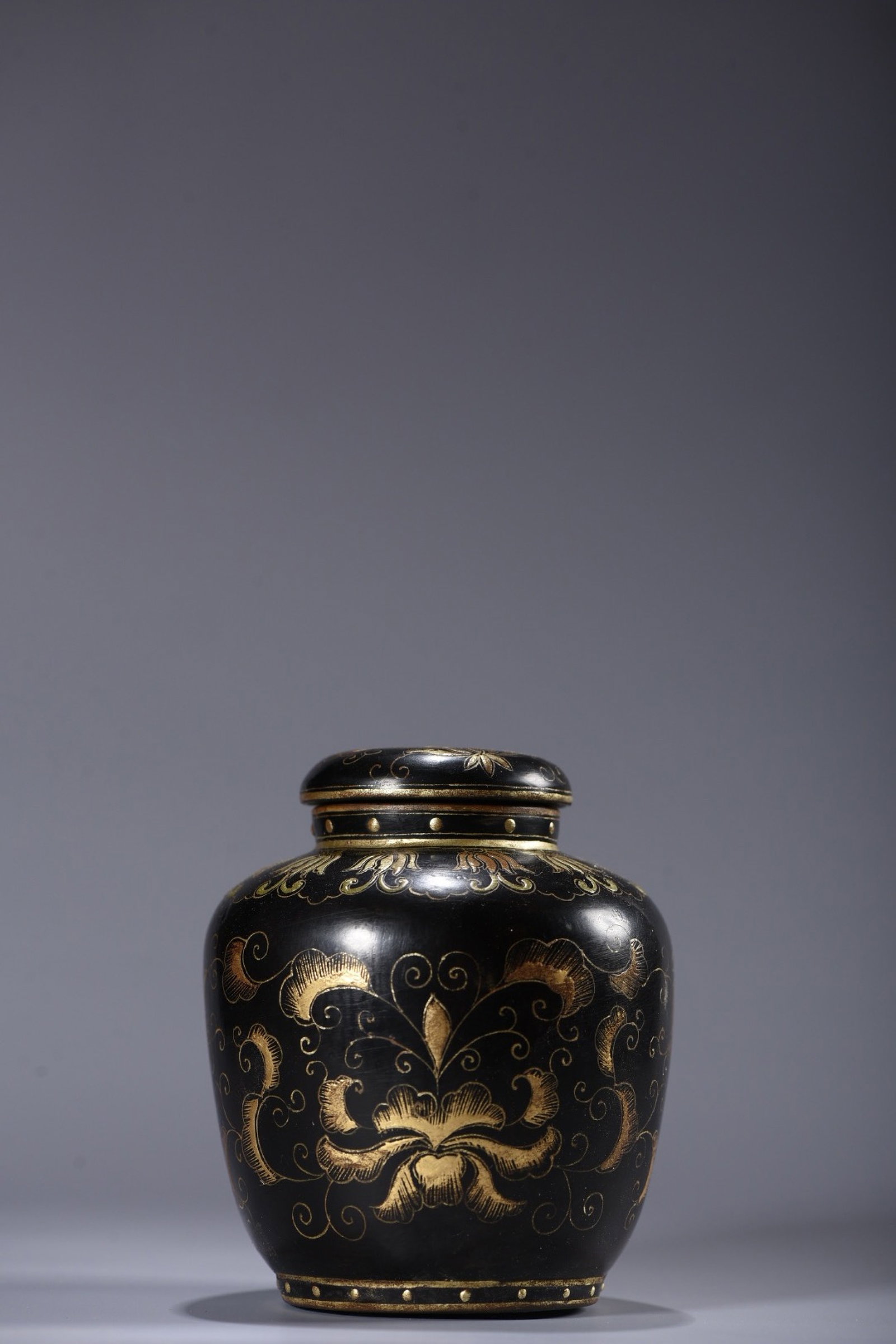 An Exquisite Carved Lacquer Painted Gold Lotus Pattern Jar: An Exquisite Carved Lacquer Painted Gold Lotus Pattern Jar,Qing Dynasty,China,Size:3.9inx3.5in,Weight:97g 漆器描金缠枝莲纹罐,中国ę