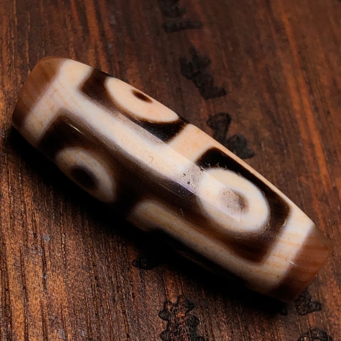 An Exquisite Dzi Bead Pendant: An Exquisite Dzi Bead Pendant,Size:1.5inx0.5in,Weight:8.6g 天珠挂件