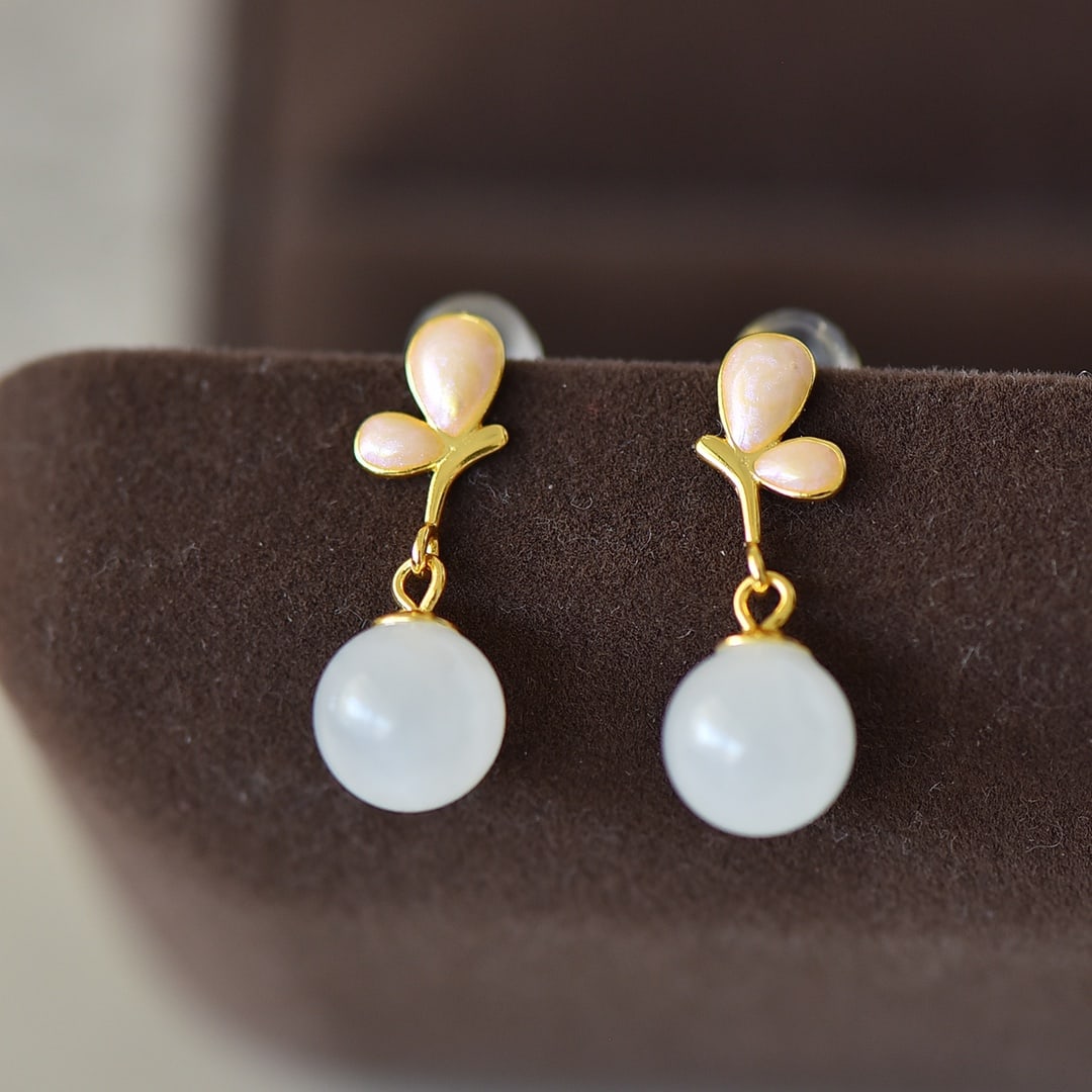 A Pair of Exquisite Sterling Silver-Gold Plated Inlaid White Jade Enamel Earrings: A Pair of Exquisite Sterling Silver-Gold Plated Inlaid White Jade Enamel Earrings,Size:0.3inx0.3in 一对纯银镀金镶白玉珐琅耳Ĩ