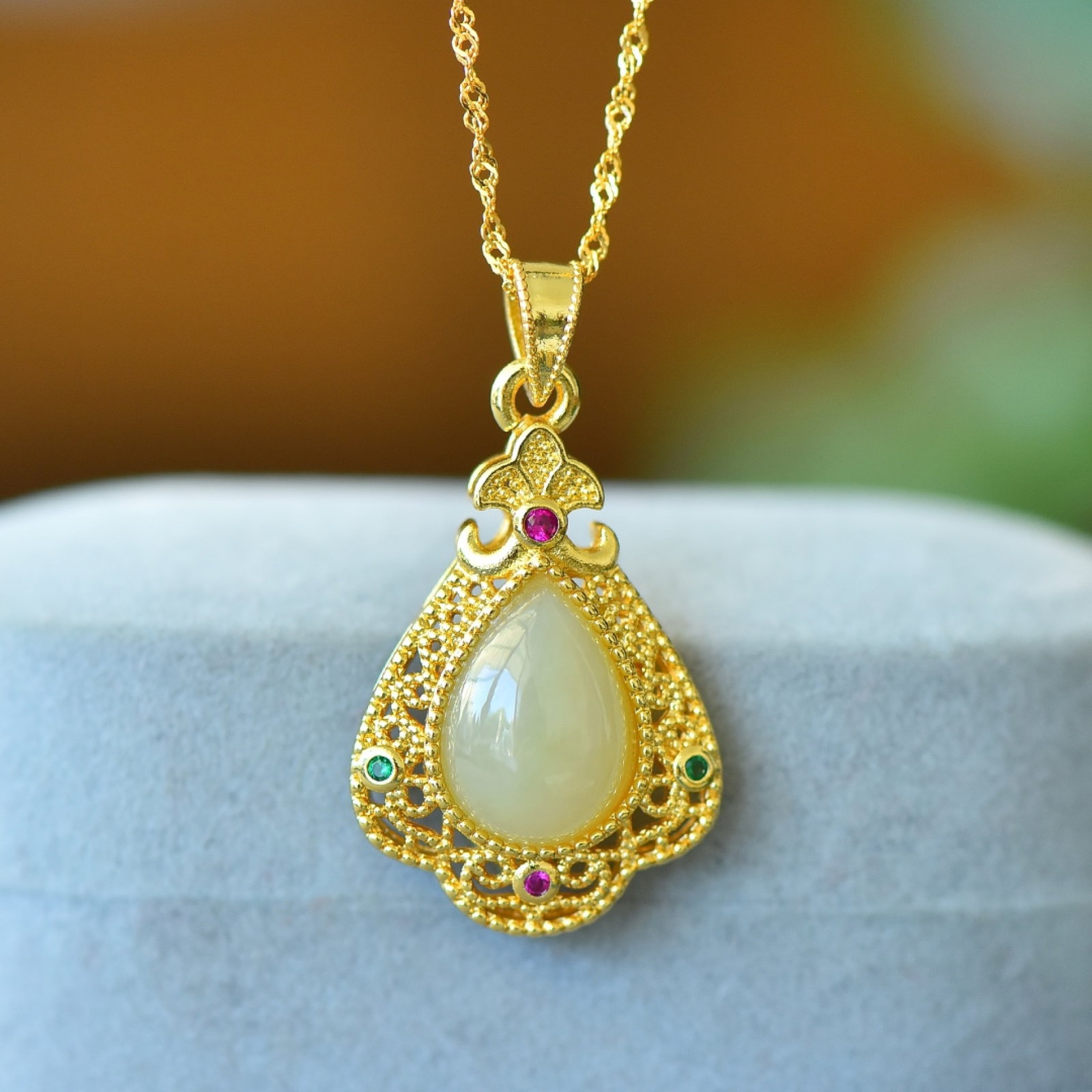 An Exquisite Bronze-Gold Plated Inlaid White Jade Necklace,Inlaid Gems: An Exquisite Bronze-Gold Plated Inlaid White Jade Necklace,Inlaid Gems,Size:0.4inx0.6in 铜镀金镶白玉项链,嵌宝石
