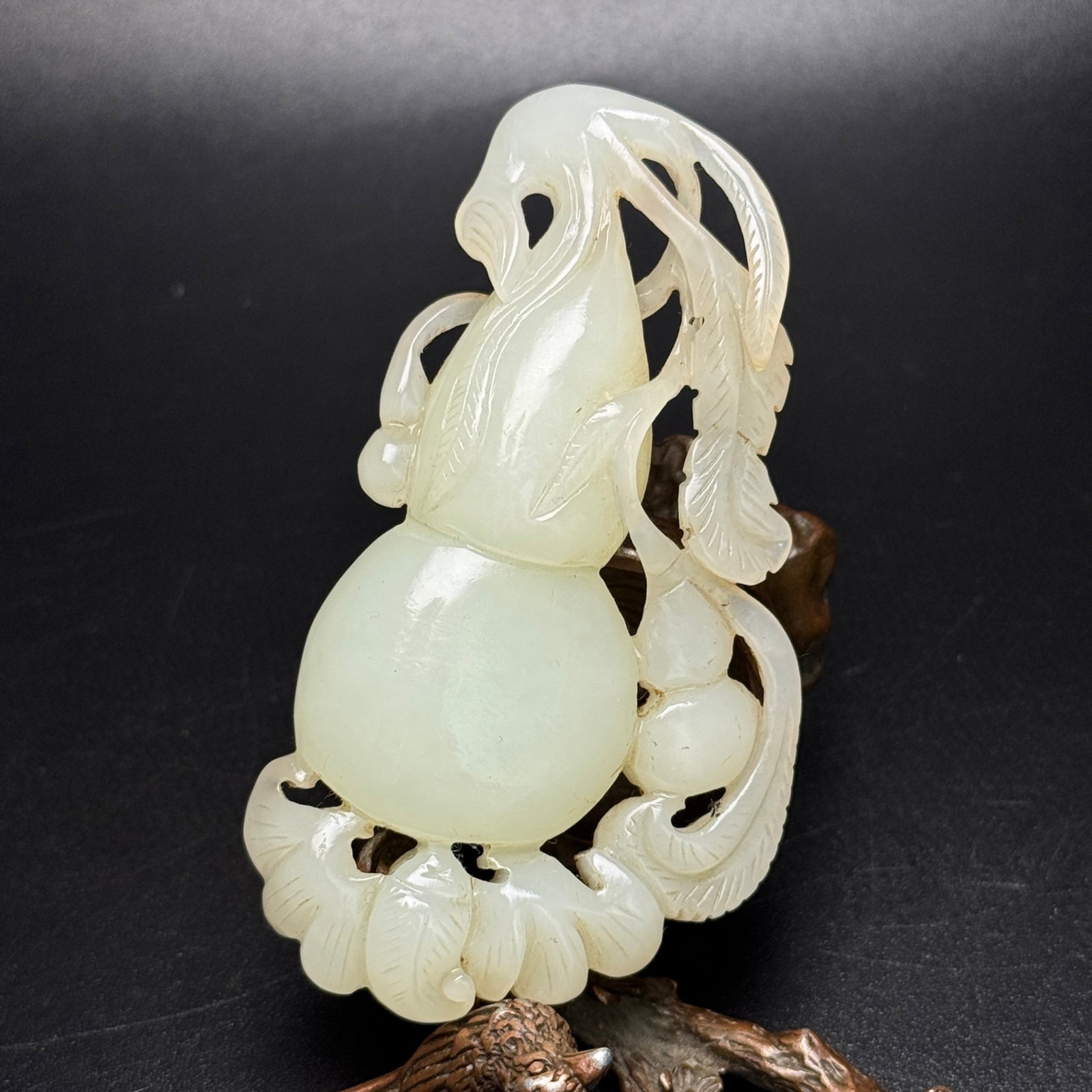 An Exquisite White Jade Gourd Ornament: An Exquisite White Jade Gourd Ornament,Qing Dynasty,China,Size:1.9inx3.5inx0.6in,Weight:70g 白玉葫芦摆件,中国清代