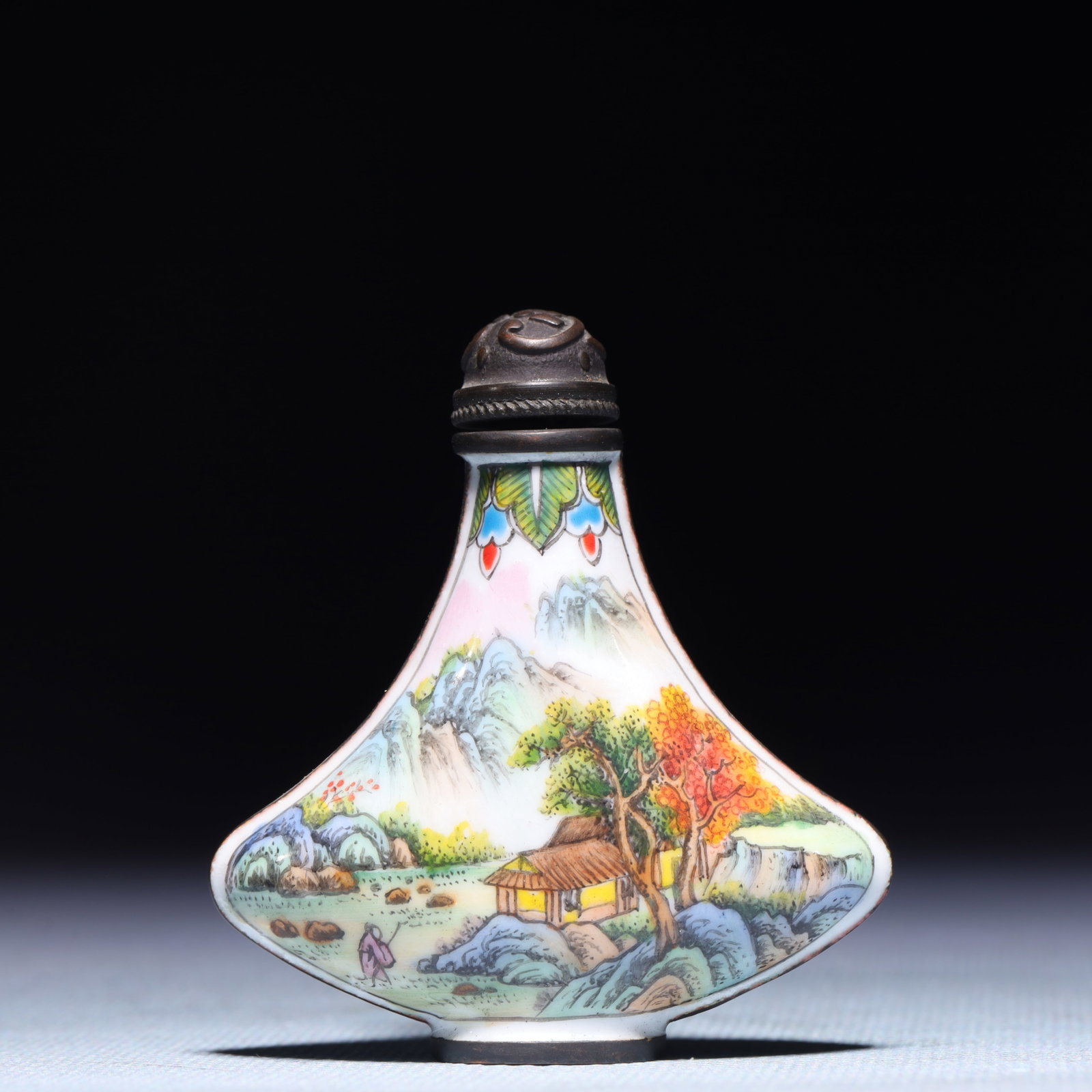 An Exquisite Painted Enamel Landscape and Figure Pattern Snuff Bottle: An Exquisite Painted Enamel Landscape and Figure Pattern Snuff Bottle,Qing Dynasty,China,Qianlong Four-character Mark,Size:2.2inx0.8inx2.4in,Weight:47.3g 画珐琅山水ߟ