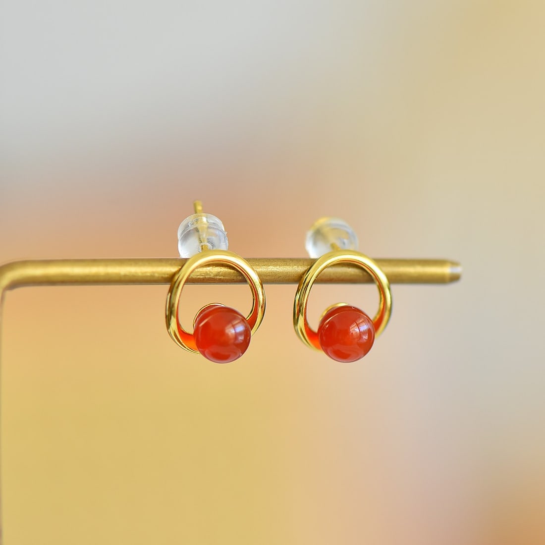 A Pair of Exquisite Sterling Silver-Gold Plated Inlaid Agate Earrings: A Pair of Exquisite Sterling Silver-Gold Plated Inlaid Agate Earrings,Size:0.2inx0.2in 一对纯银镀金镶玛瑙耳钉