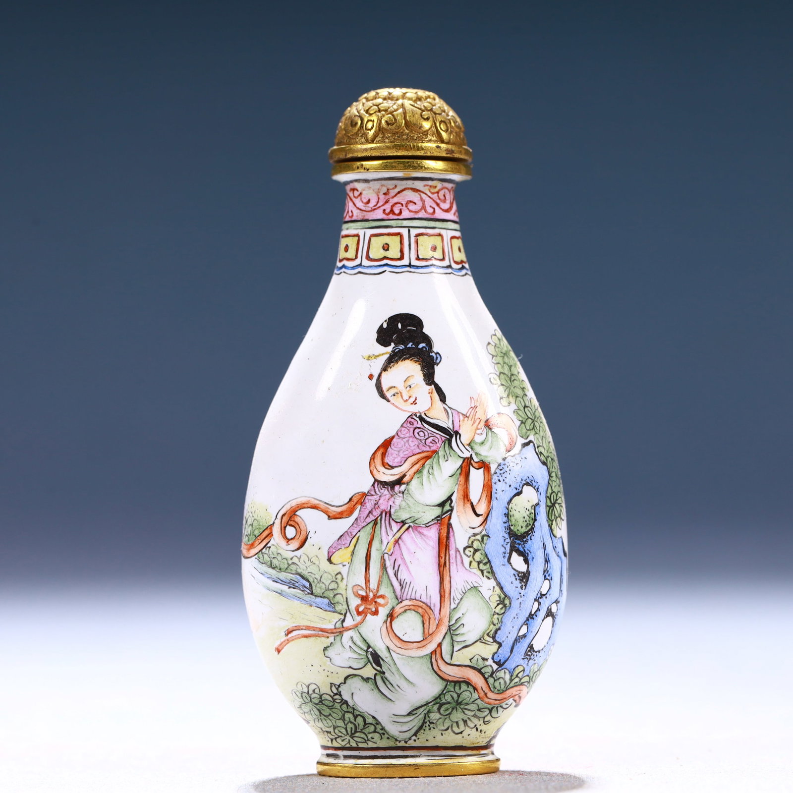 An Exquisite Painted Enamel Figure Pattern Snuff Bottle,????: An Exquisite Painted Enamel Figure Pattern Snuff Bottle,带诗文,Qing Dynasty, China,Qianlong Four-character Mark,Size:1.4inx0.6inx3in,Weight:39g 画珐琅人୰
