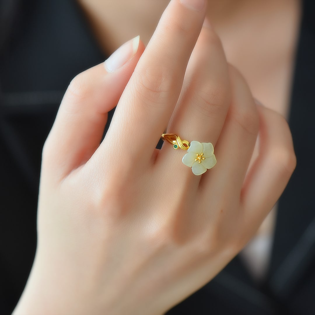 An Exquisite Sterling Silver-Gold Plated Inlaid White Jade Ring: An Exquisite Sterling Silver-Gold Plated Inlaid White Jade Ring,Size:0.5inx0.5in 纯银镀金镶白玉戒指