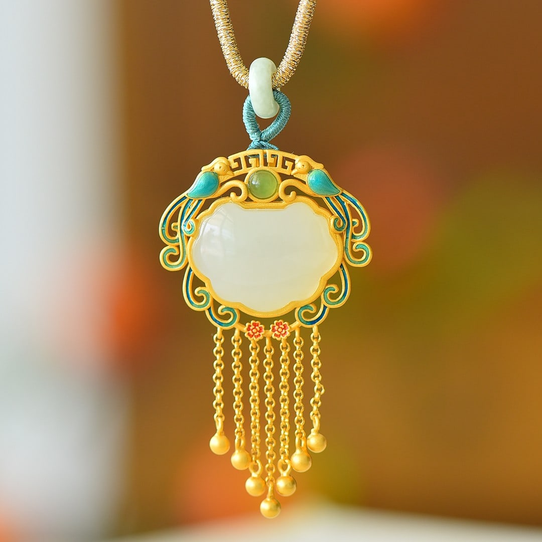 An Exquisite Sterling Silver-Gold Plated Inlaid White Jade Pendant: An Exquisite Sterling Silver-Gold Plated Inlaid White Jade Pendant,Size:0.6inx0.8in 纯银镀金镶白玉吊坠