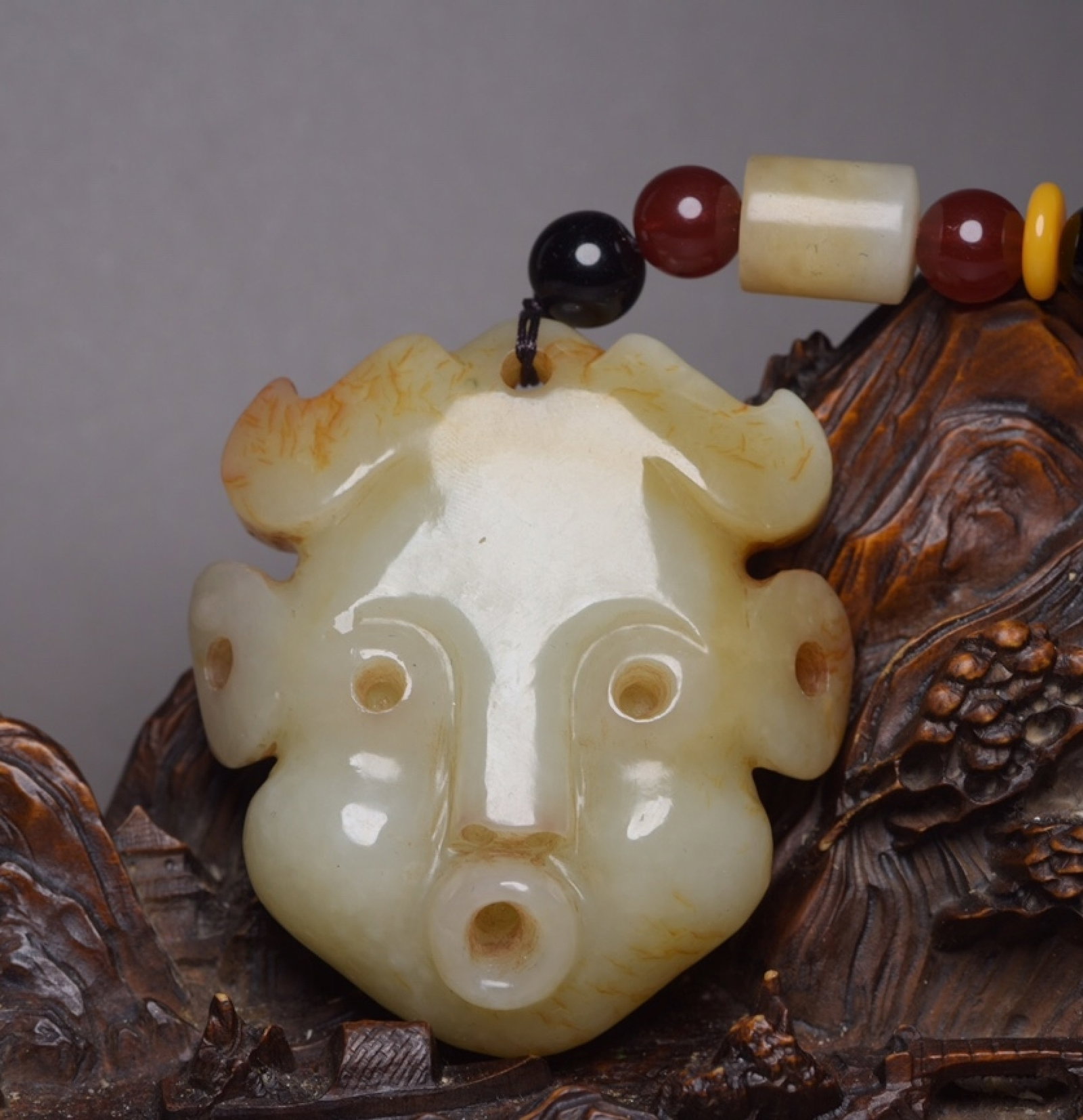 An Exquisite White Jade Mask Pendant: An Exquisite White Jade Mask Pendant,Qing Dynasty,China,Size:3.9inx2.2inx0.9in,Weight:120g 白玉面具佩,中国清代