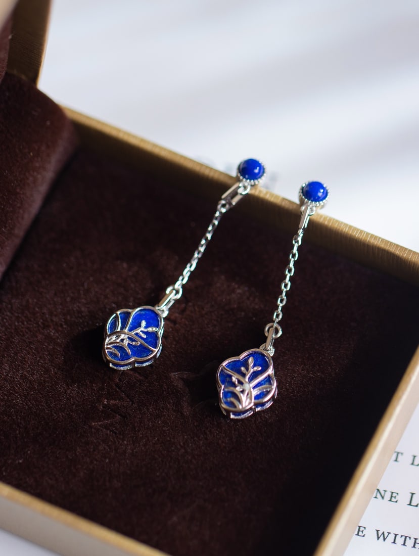 A Pair of Exquisite Sterling Silver Inlaid Lapis Lazuli Earrings: A Pair of Exquisite Sterling Silver Inlaid Lapis Lazuli Earrings 一对纯银镶青金石耳环
