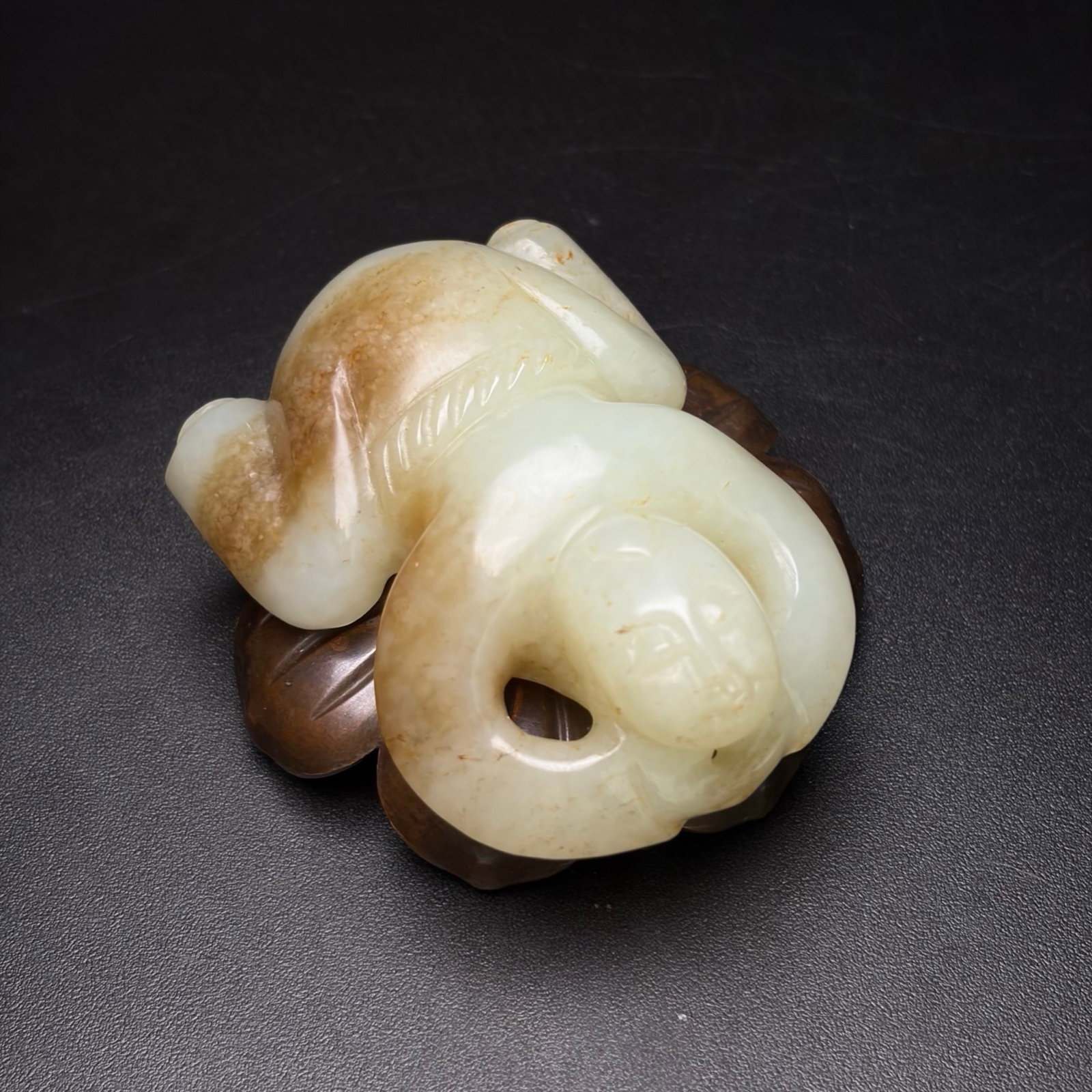 An Exquisite White Jade Figure Pendant (1 of 7)