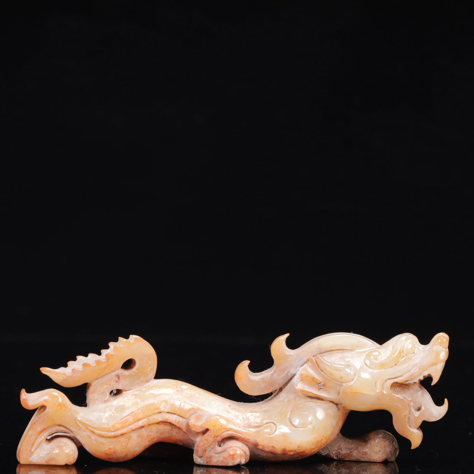 An Exquisite White Jade Dragon Ornament: An Exquisite White Jade Dragon Ornament,Qing Dynasty,China,Size:6.3inx1.6inx2in,Weight:288g 白玉龙摆件,中国清代