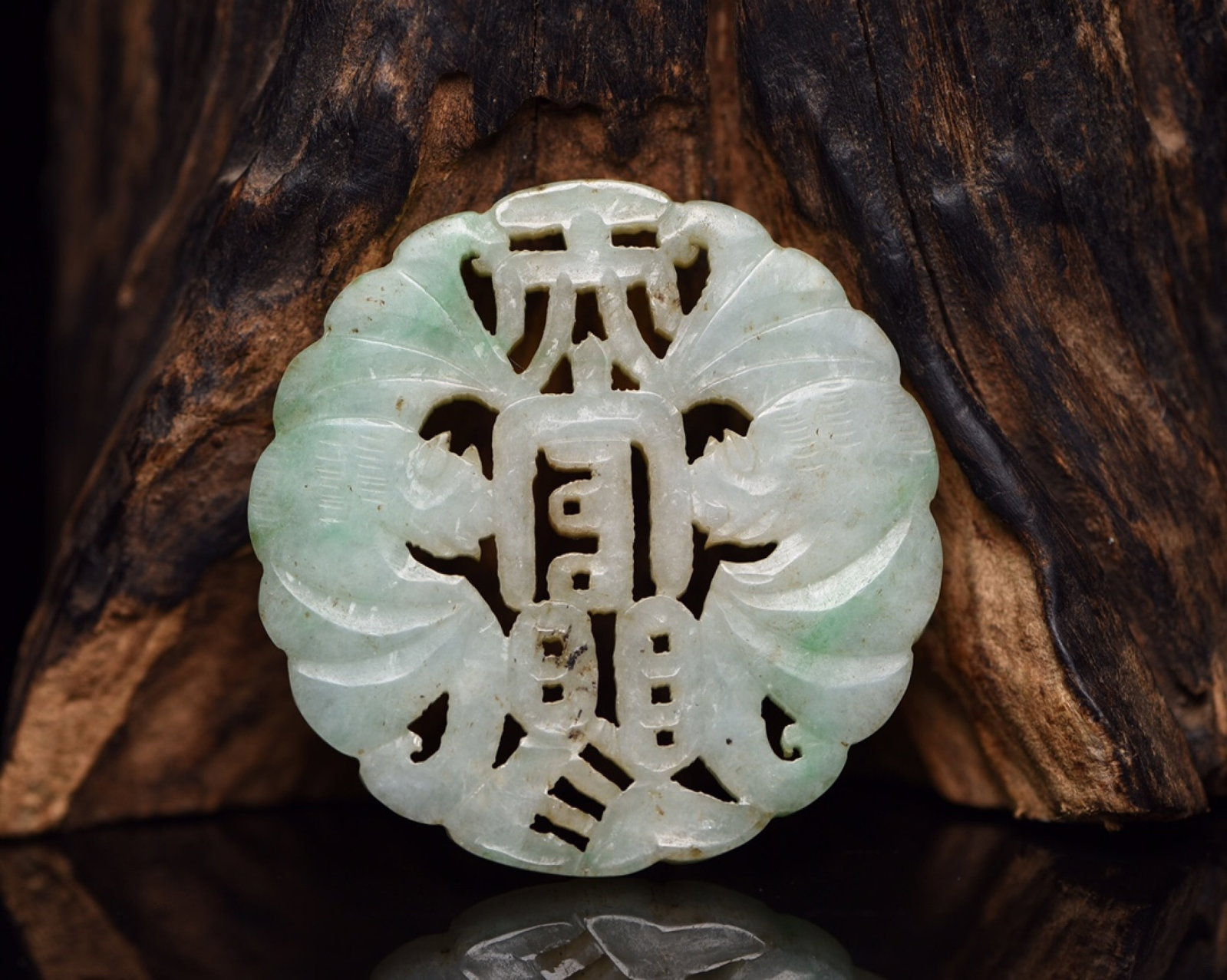 An Exquisite Jadeite Pendant: An Exquisite Jadeite Pendant,Qing Dynasty,China,Size:2.2inx2.2inx0.2in,Weight:40g 翡翠挂件,中国清代