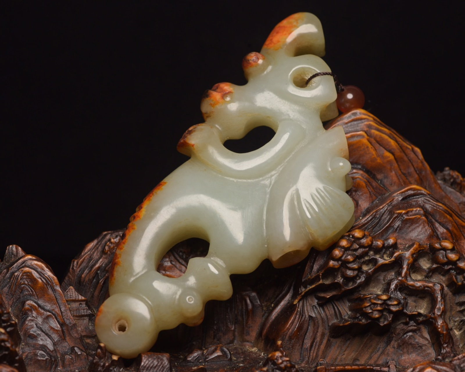 An Exquisite White Jade Pig and Dragon Pendant: An Exquisite White Jade Pig and Dragon Pendant,Qing Dynasty,China,Size:3.9inx2.2inx0.6in,Weight:106g 白玉猪龙挂件,中国清代
