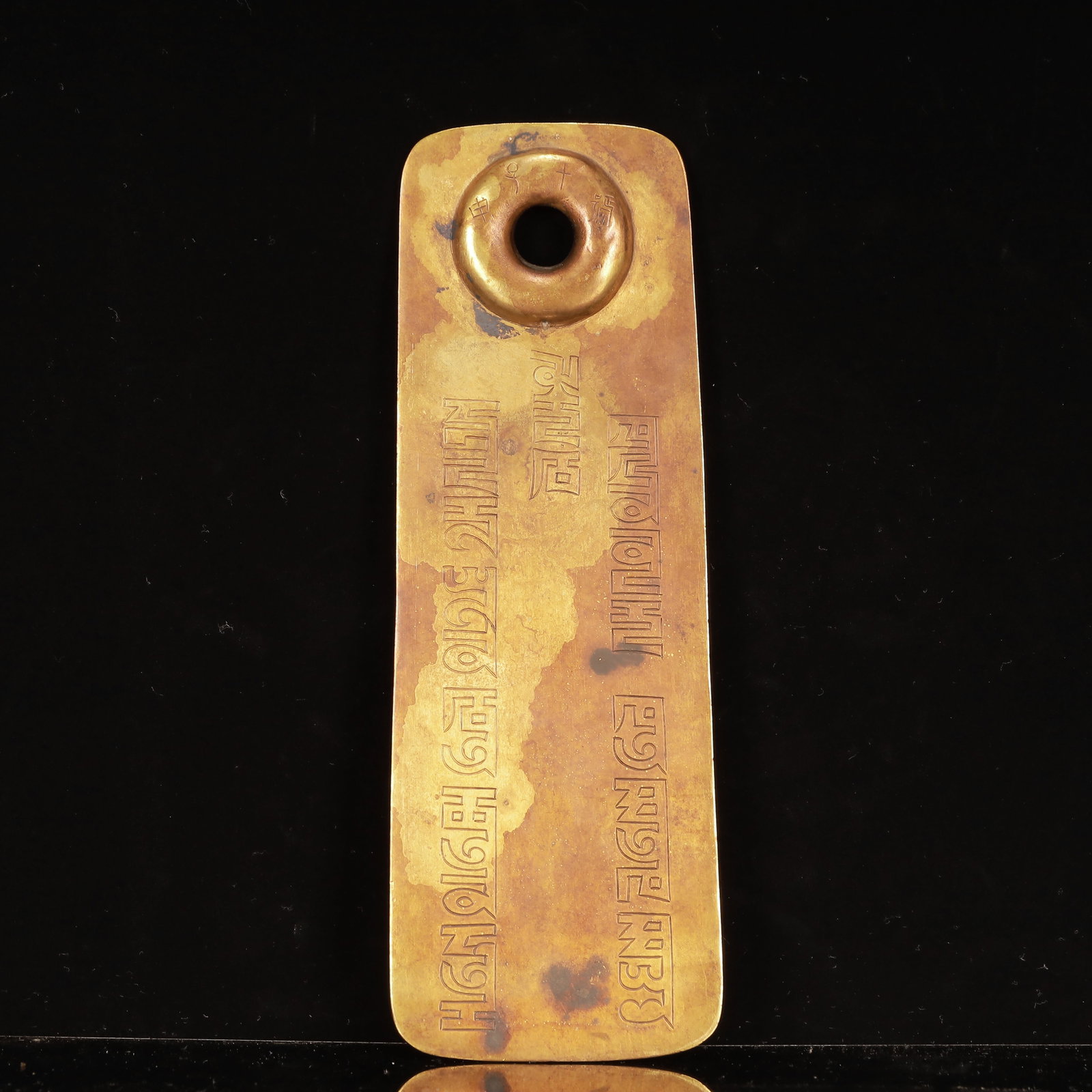 An Exquisite Gilt Bronze Pendant: An Exquisite Gilt Bronze Pendant,Qing Dynasty, China,Size:5.7inx3.5inx0.4in,Weight:450g 铜鎏金挂件,中国清代