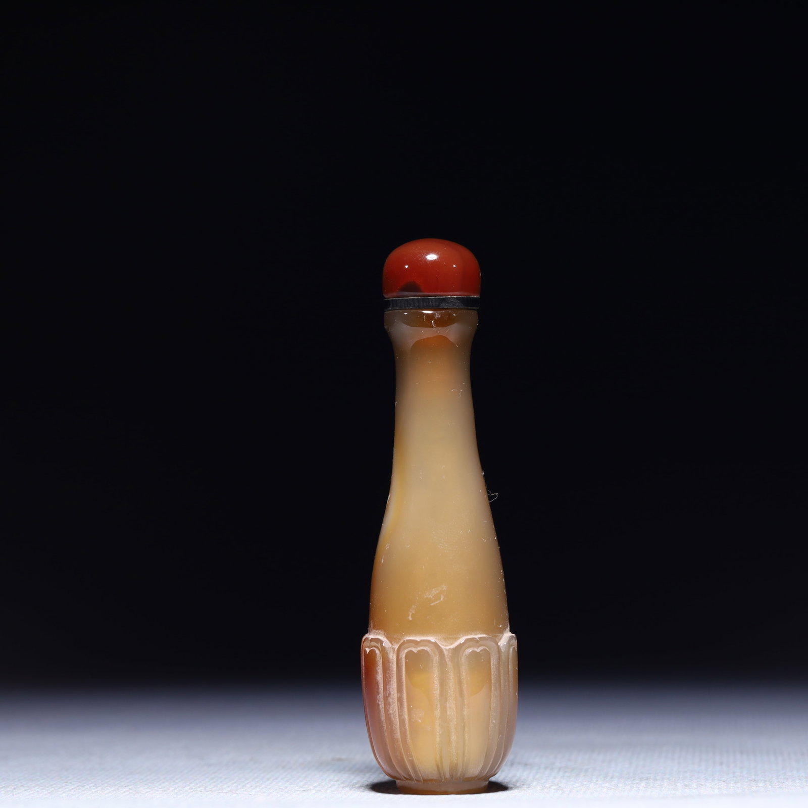 An Exquisite Glass Snuff Bottle: An Exquisite Glass Snuff Bottle,Qing Dynasty,China,Size:0.8inx3.1in,Weight:30g 琉璃鼻烟壶,中国清代