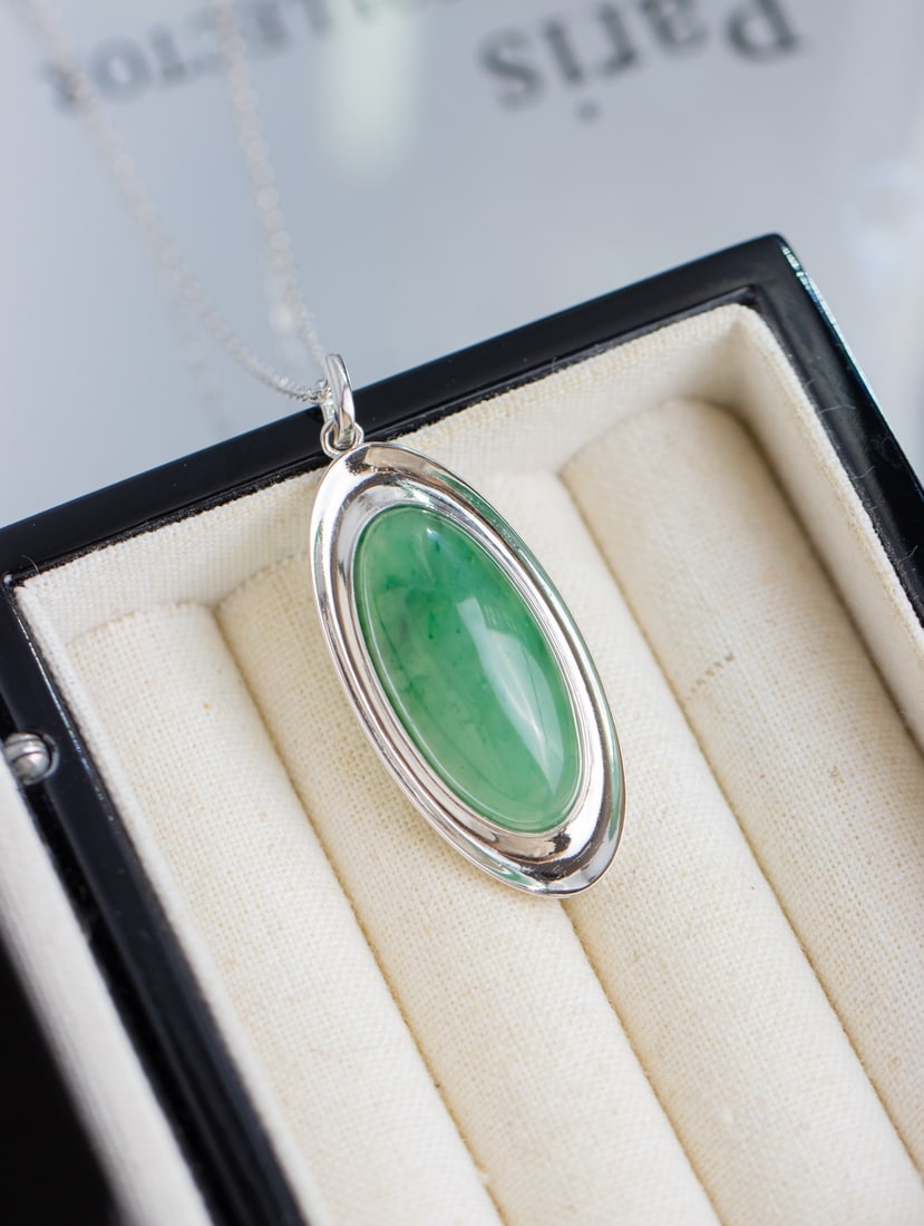 An Exquisite Sterling Silver Inlaid Jadeite Pendant: An Exquisite Sterling Silver Inlaid Jadeite Pendant 纯银镶翡翠吊坠
