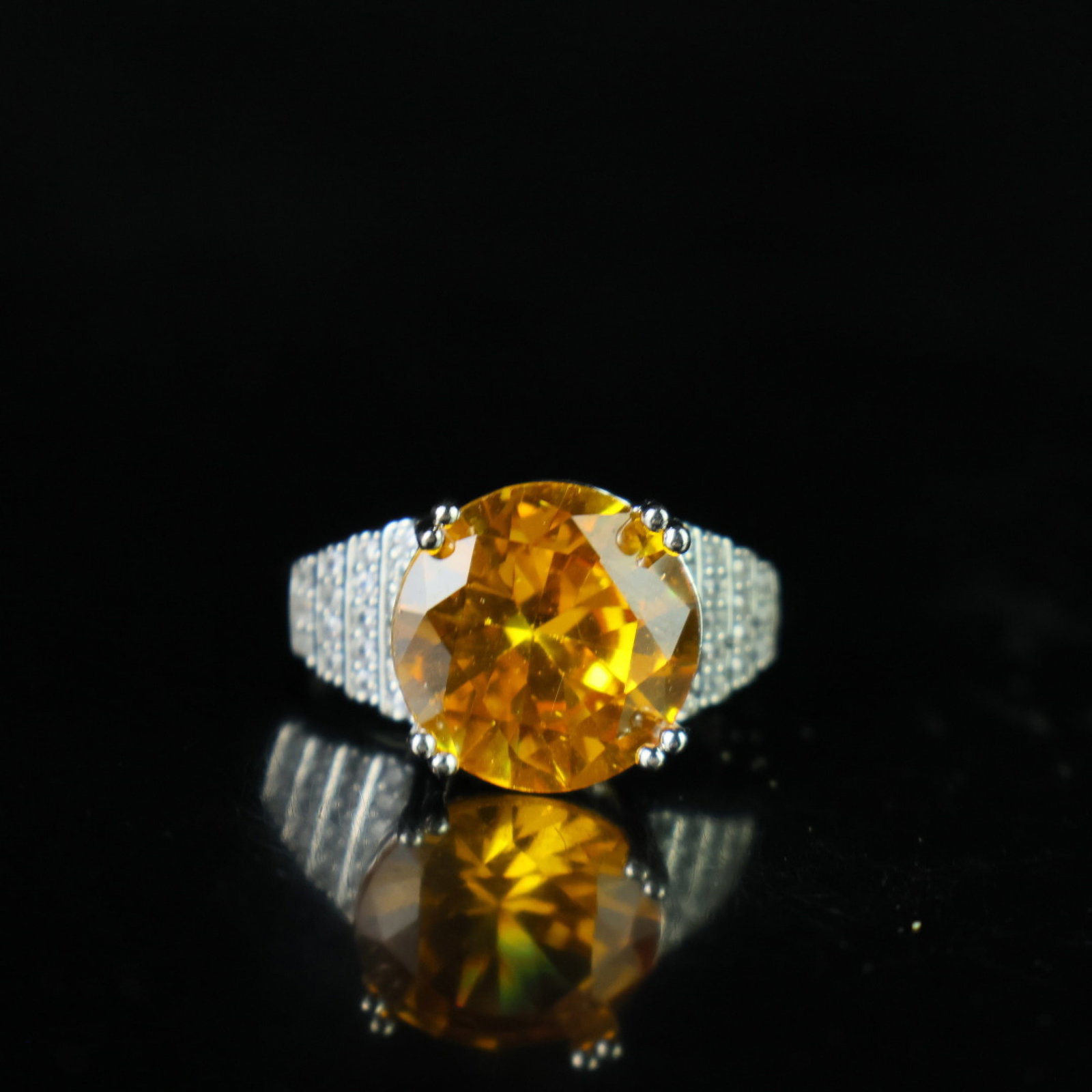 An Exquisite Ring: An Exquisite Ring,Size:0.6inx0.5in 一个精美的戒指