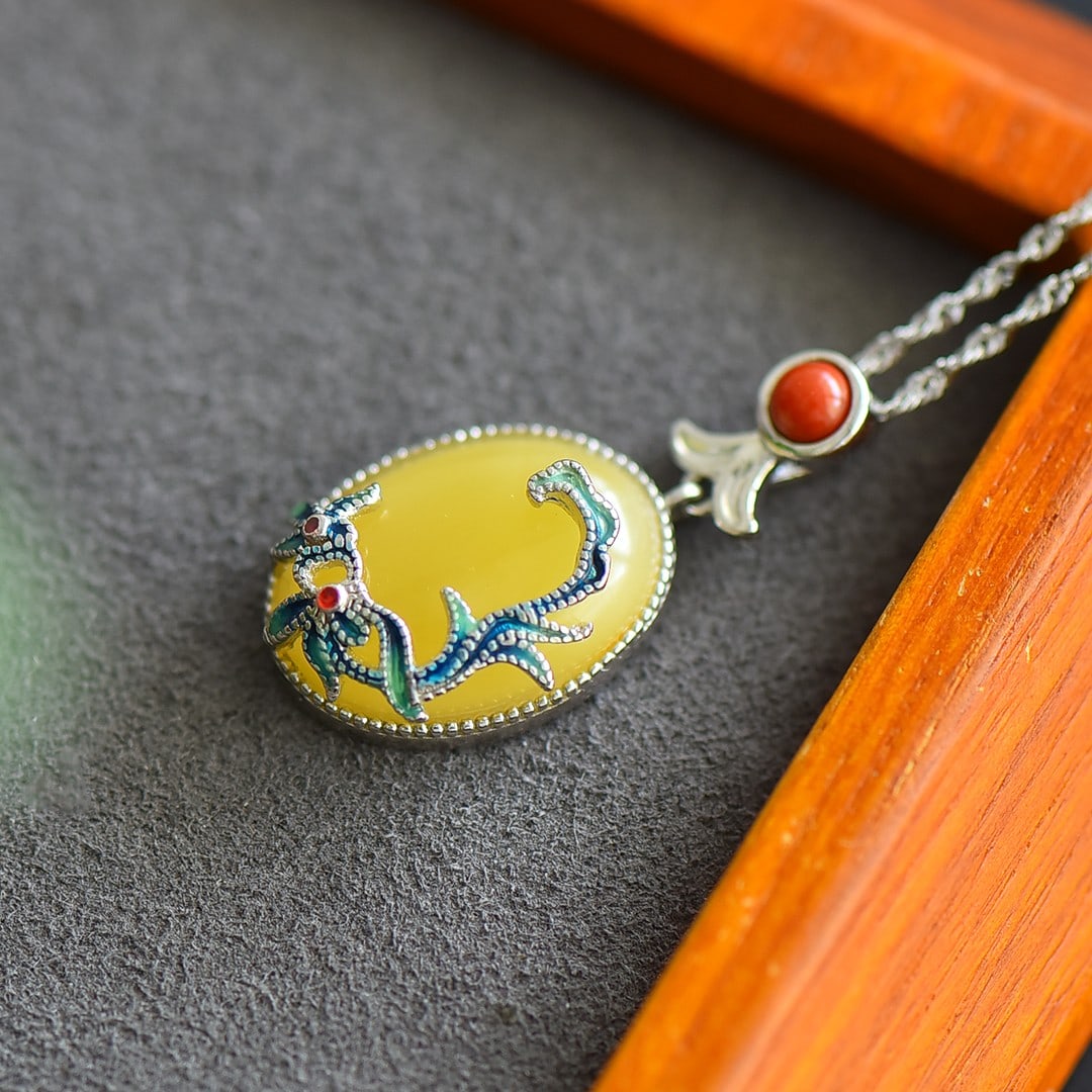 An Exquisite Sterling Silver Inlaid Amber Enamel Pendant: An Exquisite Sterling Silver Inlaid Amber Enamel Pendant,Size:0.5inx0.7in 纯银镶琥珀珐琅吊坠