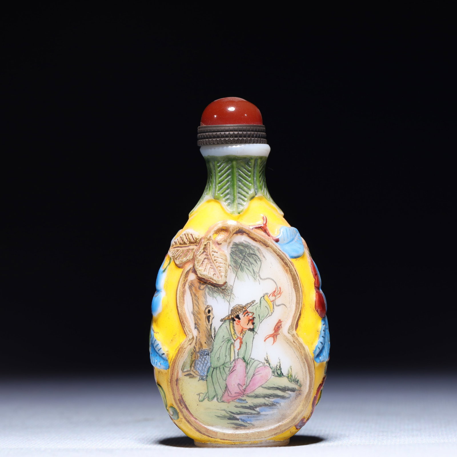 An Exquisite Glass Figure Pattern Snuff Bottle: An Exquisite Glass Figure Pattern Snuff Bottle,Qing Dynasty,China,Qianlong Four-character Mark,Size:1.8inx0.8inx3.3in,Weight:98.1g 琉璃人物纹鼻烟壶,