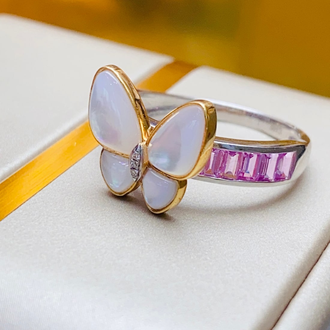 A Exquisite 18k Gold Inlaid 1.88ct Natural Color Ring,Inlaid Diamond: A Exquisite 18k Gold Inlaid 1.88ct Natural Color Ring,Inlaid Diamond,Total Weight:2.65g 18k金镶 1.88ct 天然彩色戒指,嵌钻石