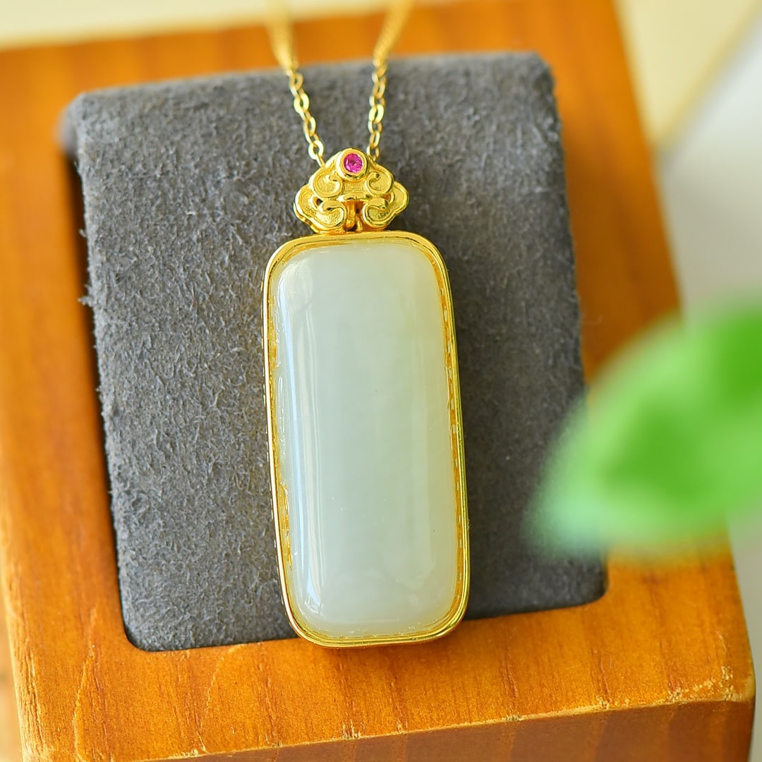 An Exquisite Sterling Silver-Gold Plated Inlaid White Jade Necklace,Inlaid Gems: An Exquisite Sterling Silver-Gold Plated Inlaid White Jade Necklace,Inlaid Gems,Size:0.6inx1.5in 纯银镀金镶白玉项链,嵌宝石
