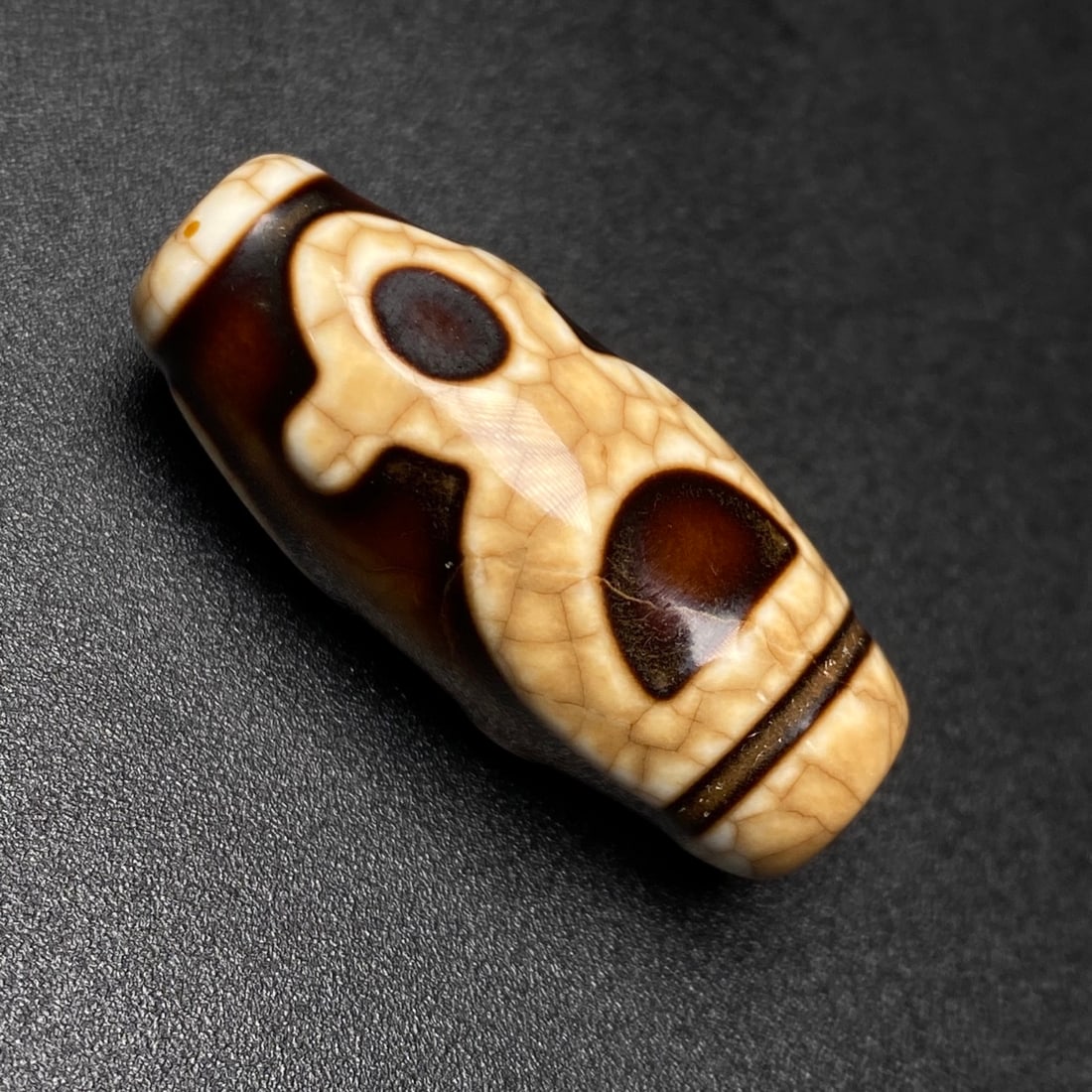 An Exquisite Dzi Bead Pendant: An Exquisite Dzi Bead Pendant,Size:1.2inx0.5in,Weight:8.2g 天珠挂件
