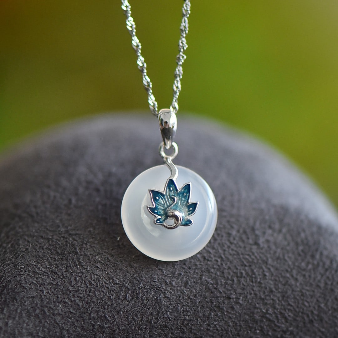 An Exquisite Sterling Silver Inlaid Agate Pendant: An Exquisite Sterling Silver Inlaid Agate Pendant,Size:0.6inx0.6in 纯银镶玛瑙吊坠