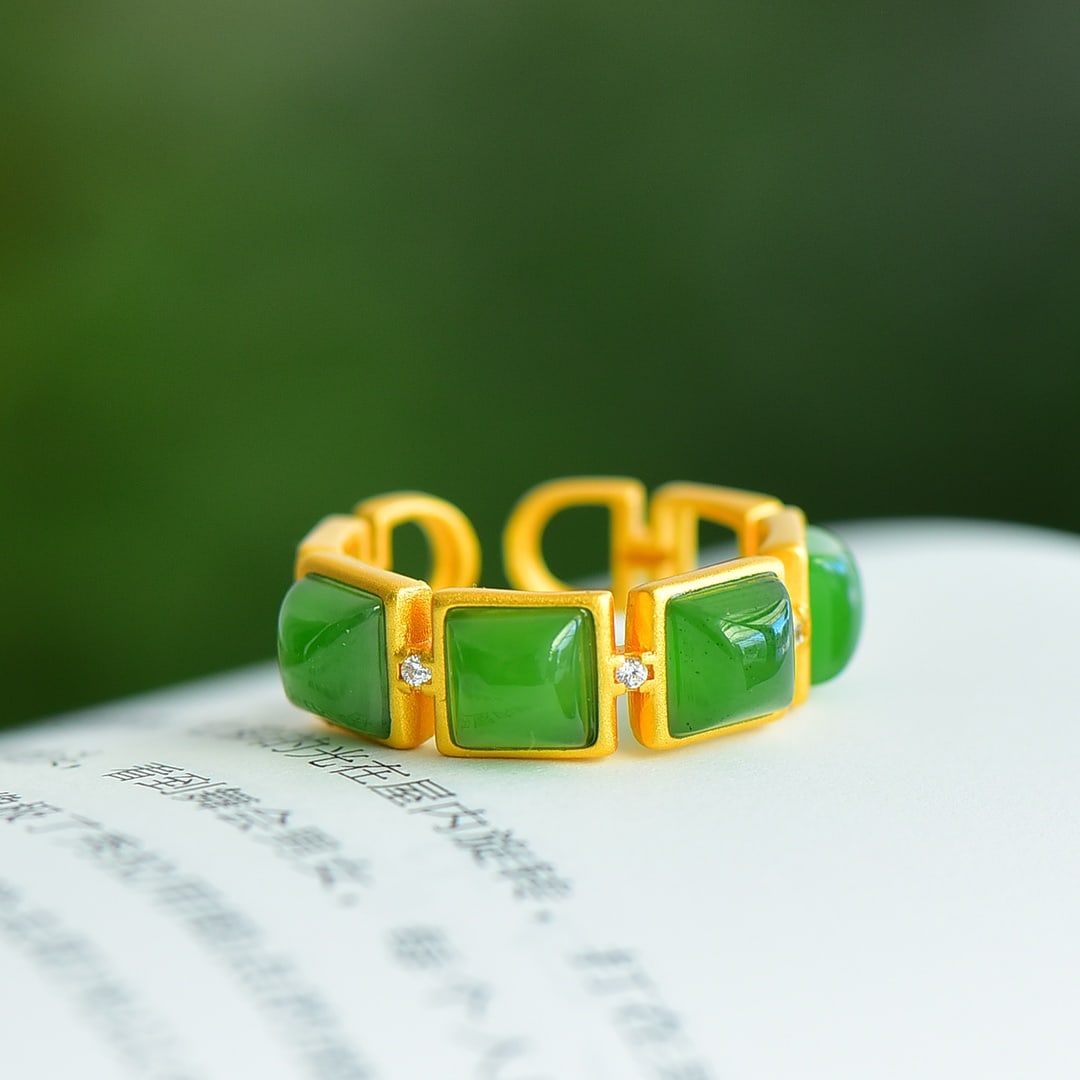 An Exquisite Sterling Silver-Gold Plated Inlaid Jasper Ring: An Exquisite Sterling Silver-Gold Plated Inlaid Jasper Ring 纯银镀金镶碧玉戒指