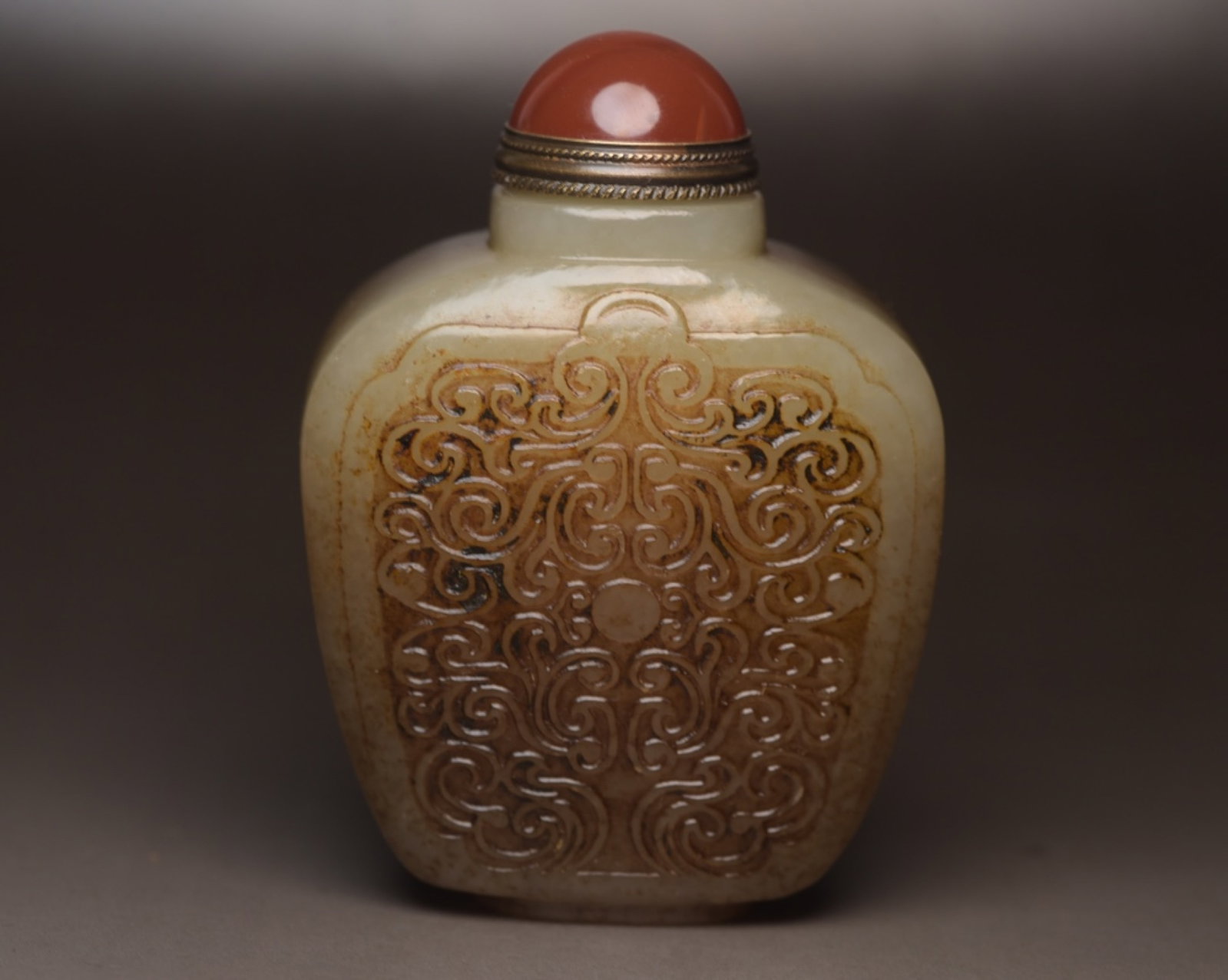 An Exquisite White Jade Lotus Pattern Snuff Bottle: An Exquisite White Jade Lotus Pattern Snuff Bottle,Qing Dynasty,China,Size:2.6inx1.9inx1.1in,Weight:132g 白玉缠枝莲纹鼻烟壶,中国଀
