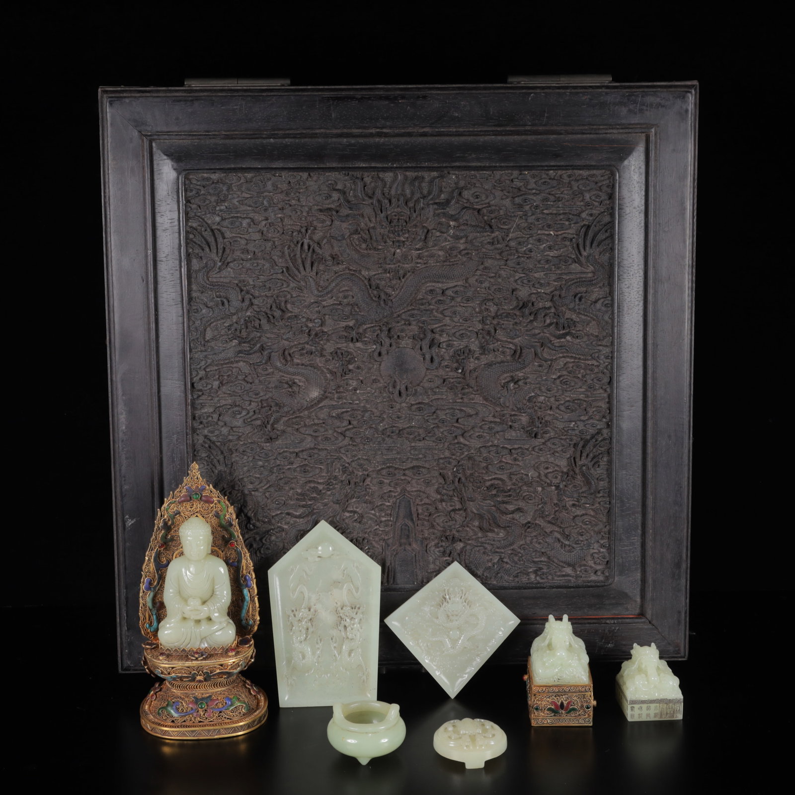 A Set of Exquisite Gilt Inlaid White Jade Buddha Statue Ornaments: A Set of Exquisite Gilt Inlaid White Jade Buddha Statue Ornaments,Qing Dynasty, China,Qianlong Four-character Mark,Size:3.7inx3.1inx7.5in,Weight:1550g 一套鎏金嵌白&