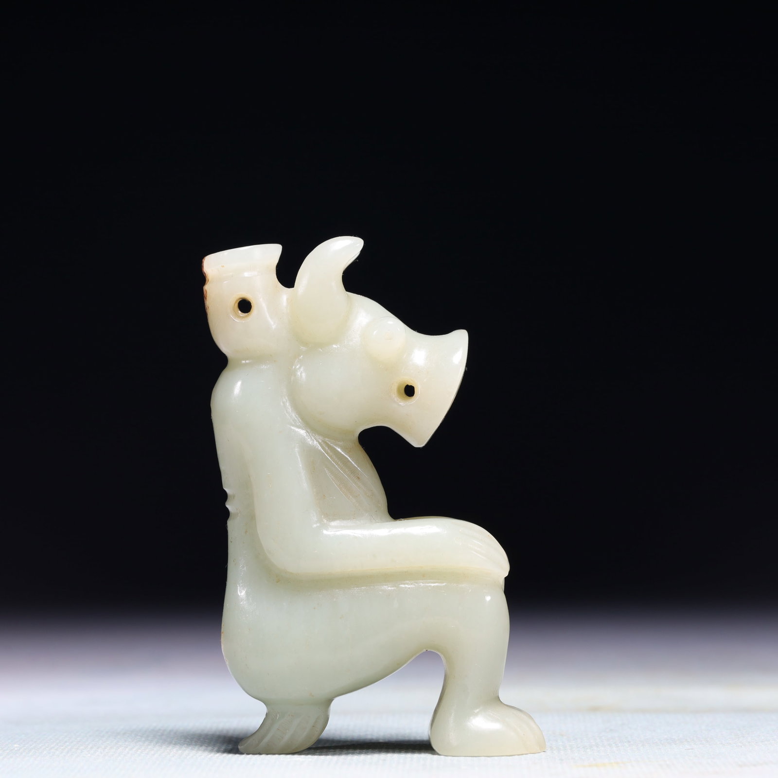 An Exquisite White Jade Beast Ornament: An Exquisite White Jade Beast Ornament,Qing Dynasty,China,Size:2inx0.8inx3.5in,Weight:147.2g 白玉兽摆件,中国清代