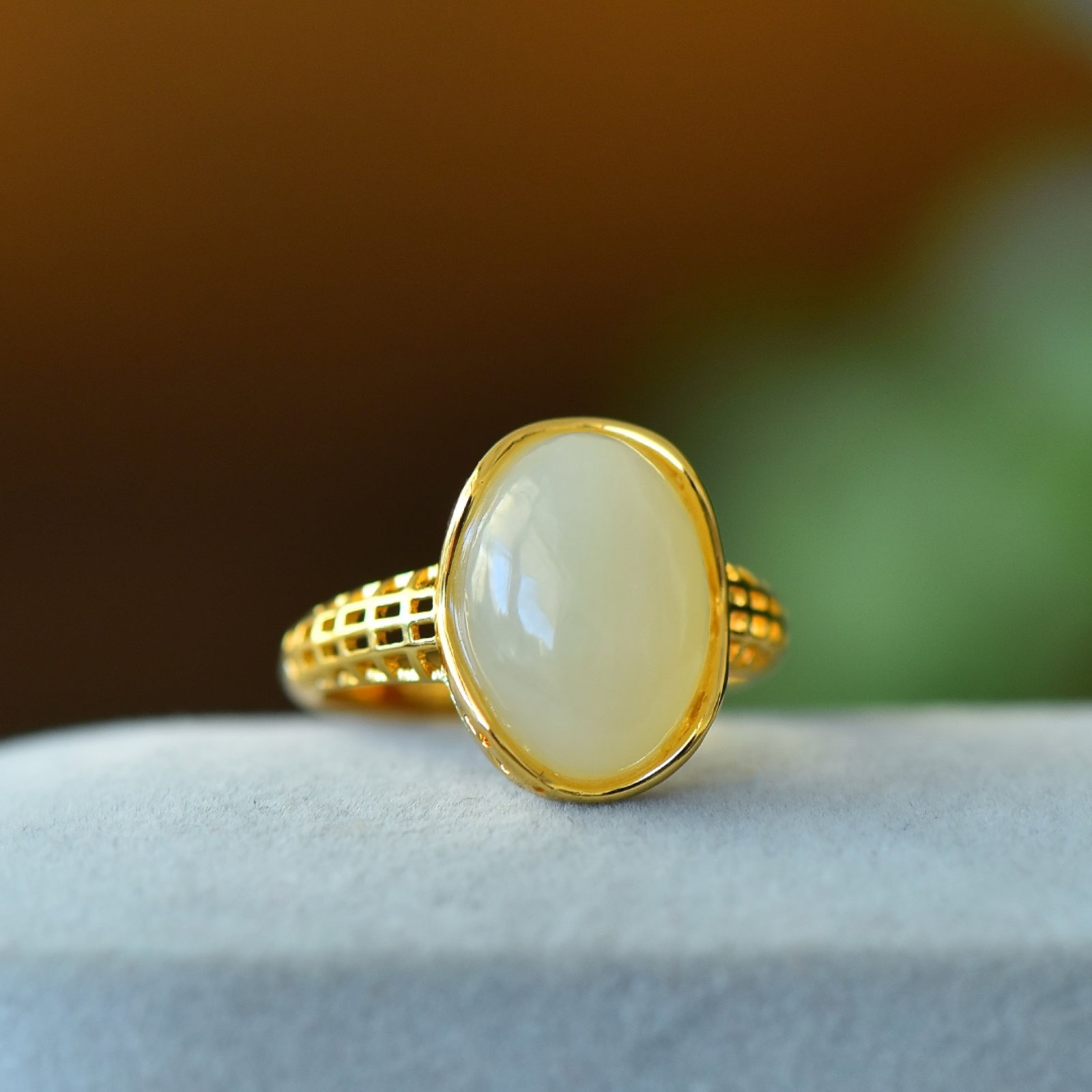 An Exquisite Bronze-Gold Plated Inlaid White Jade Ring: An Exquisite Bronze-Gold Plated Inlaid White Jade Ring,Size:0.4inx0.6in 铜镀金镶白玉戒指