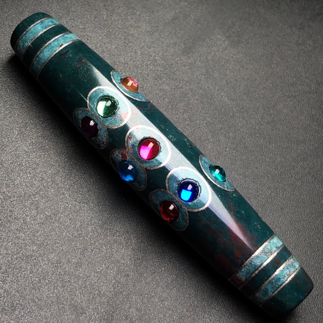 An Exquisite Dzi Bead Inlaid Silver Pendant,Inlaid Gems: An Exquisite Dzi Bead Inlaid Silver Pendant,Inlaid Gems,Size:3inx0.6in,Weight:26.4g 天珠嵌银挂件,嵌宝石