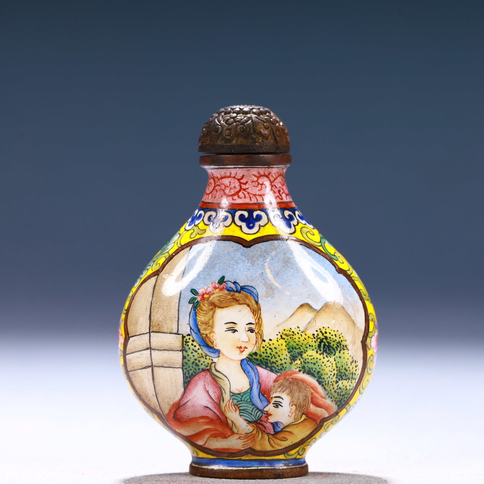 An Exquisite Painted Enamel Figure Pattern Snuff Bottle: An Exquisite Painted Enamel Figure Pattern Snuff Bottle,Qing Dynasty, China,Qianlong Four-character Mark,Size:1.6inx0.8inx2.4in,Weight:48g 画珐琅人物纹鼻Ġ