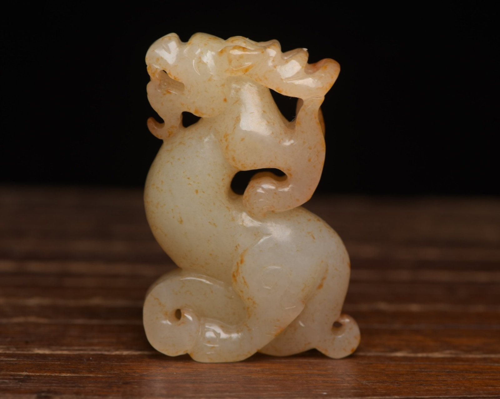 An Exquisite White Jade Dragon Ornament: An Exquisite White Jade Dragon Ornament,Qing Dynasty,China,Size:2.4inx1.7inx0.7in,Weight:67g 白玉龙摆件,中国清代