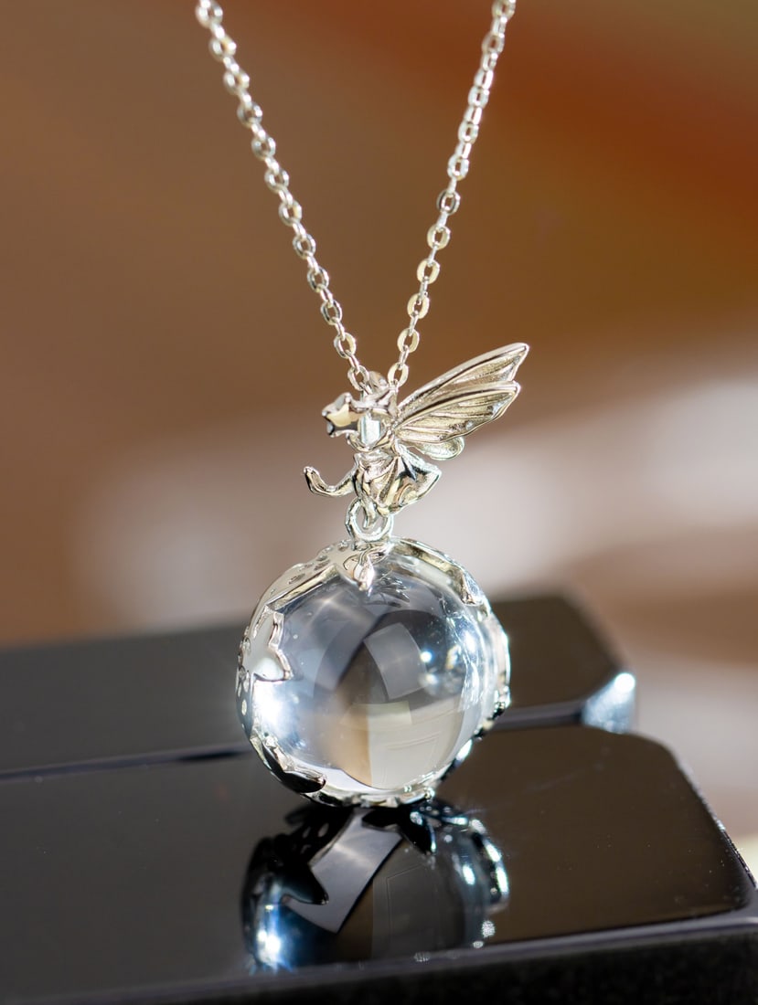 An Exquisite Sterling Silver Inlaid Crystal Pendant: An Exquisite Sterling Silver Inlaid Crystal Pendant 纯银镶水晶吊坠