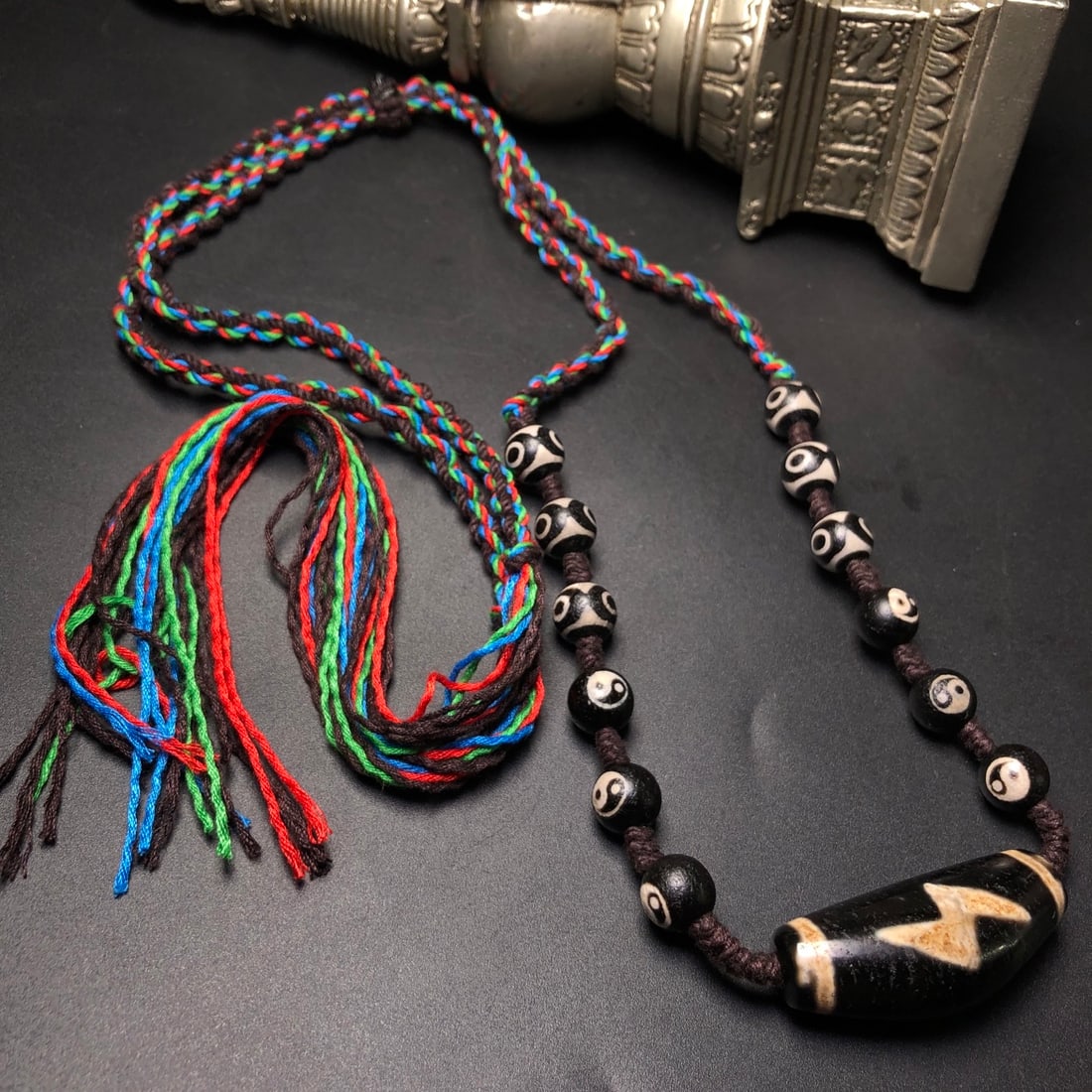 A Precious Dzi Bead Necklace: A Precious Dzi Bead Necklace,Size:1.7inx0.7inx0.6in 天珠项链