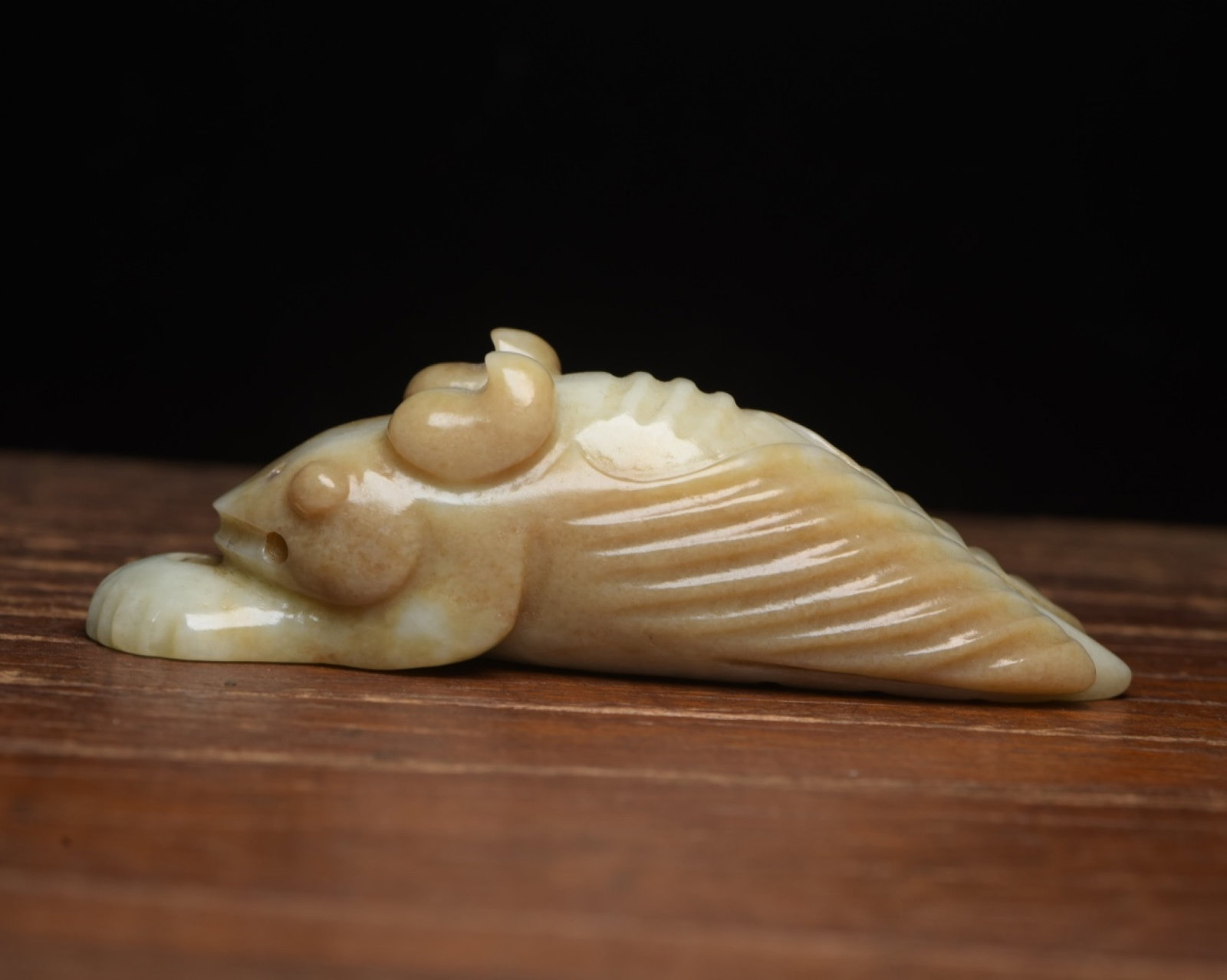 An Exquisite White Jade Beast Ornament: An Exquisite White Jade Beast Ornament,Qing Dynasty,China,Size:4.7inx1.5inx1.3in,Weight:201g 白玉兽摆件,中国清代