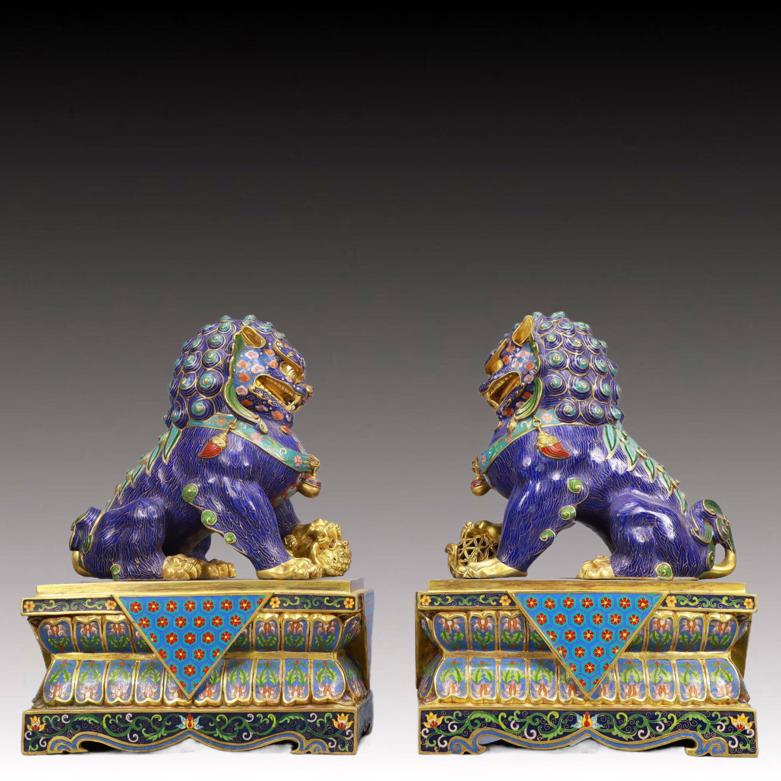 A Pair of Huge Cloisonne Lion Ornament: A Pair of Huge Cloisonne Lion Ornament, Qing Dynasty, China, Qianlong Four-character Mark, Size:11.8inx7.9inx15.7in, Weight:30200g 景泰蓝狮子摆件,中