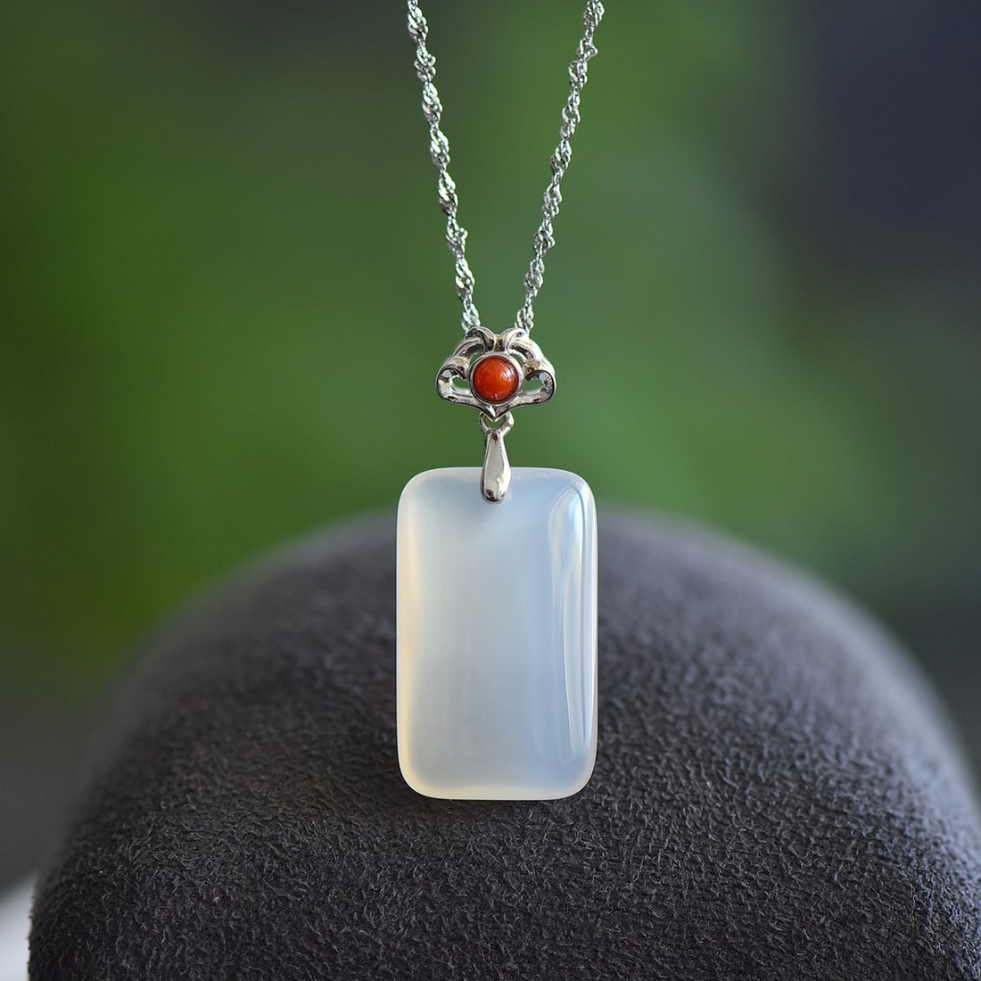 An Exquisite Sterling Silver Inlaid Agate Pendant: An Exquisite Sterling Silver Inlaid Agate Pendant,Size:0.6inx1in 纯银镶玛瑙吊坠