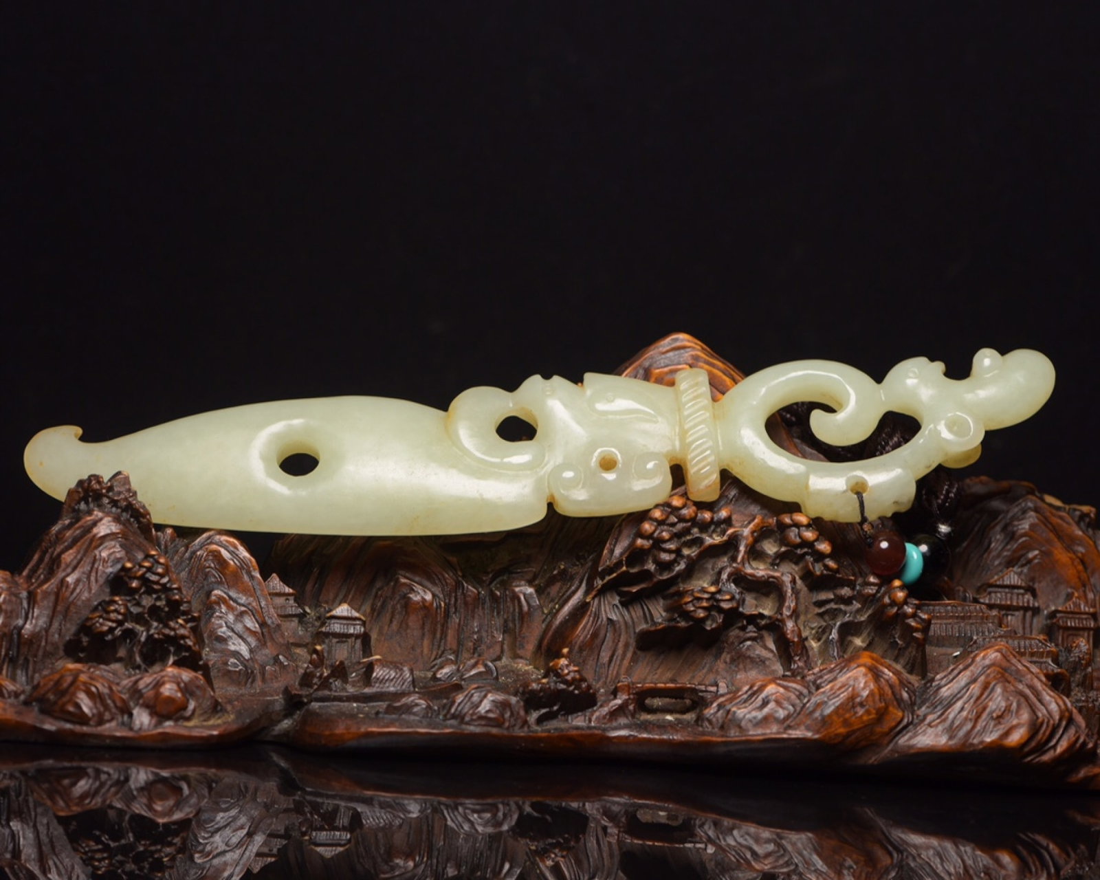 An Exquisite White Jade Pig and Dragon Ornament: An Exquisite White Jade Pig and Dragon Ornament,Qing Dynasty,China,Size:7.7inx1.4inx0.4in,Weight:96g 白玉猪龙摆件,中国清代